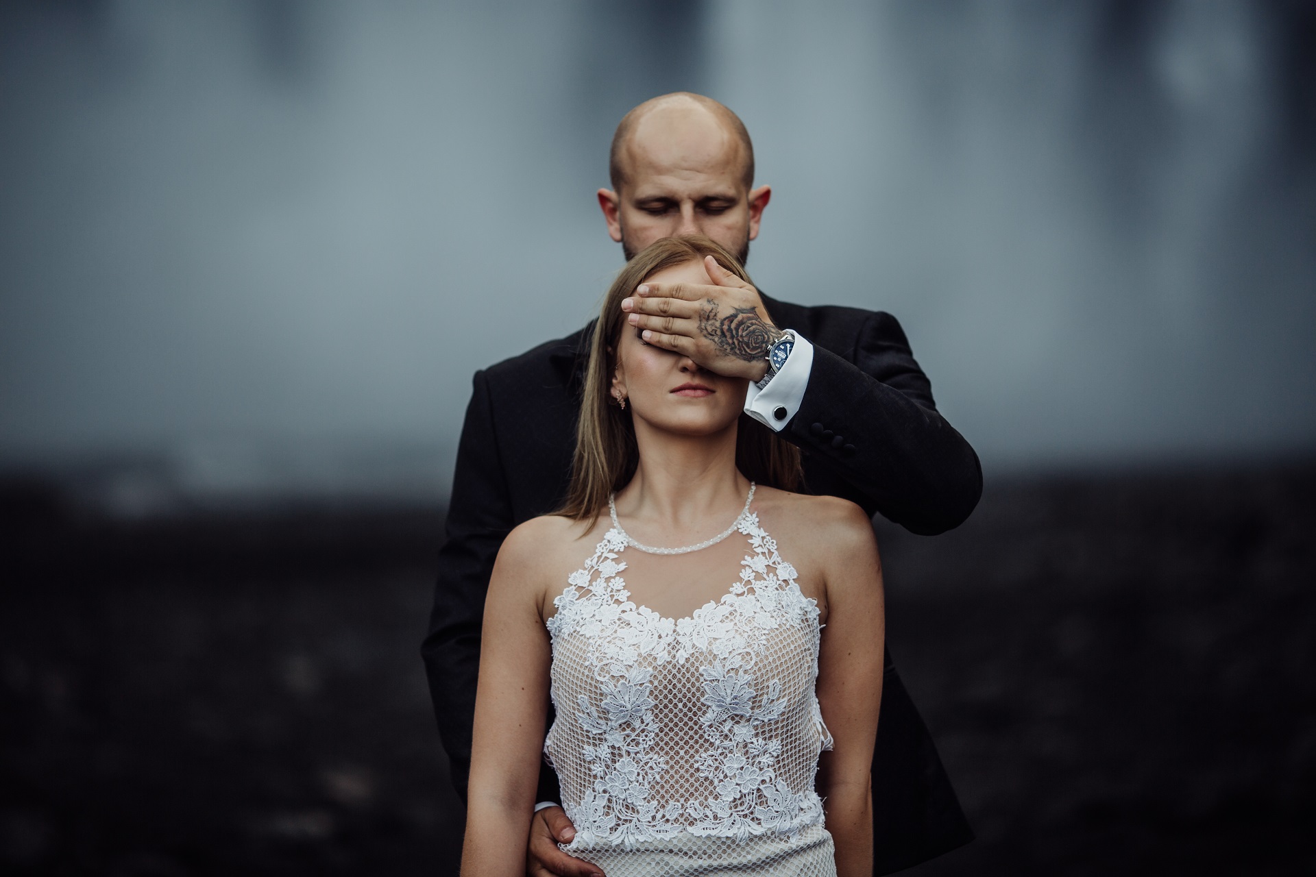 Para Młoda przy wodospadzie w Islandii