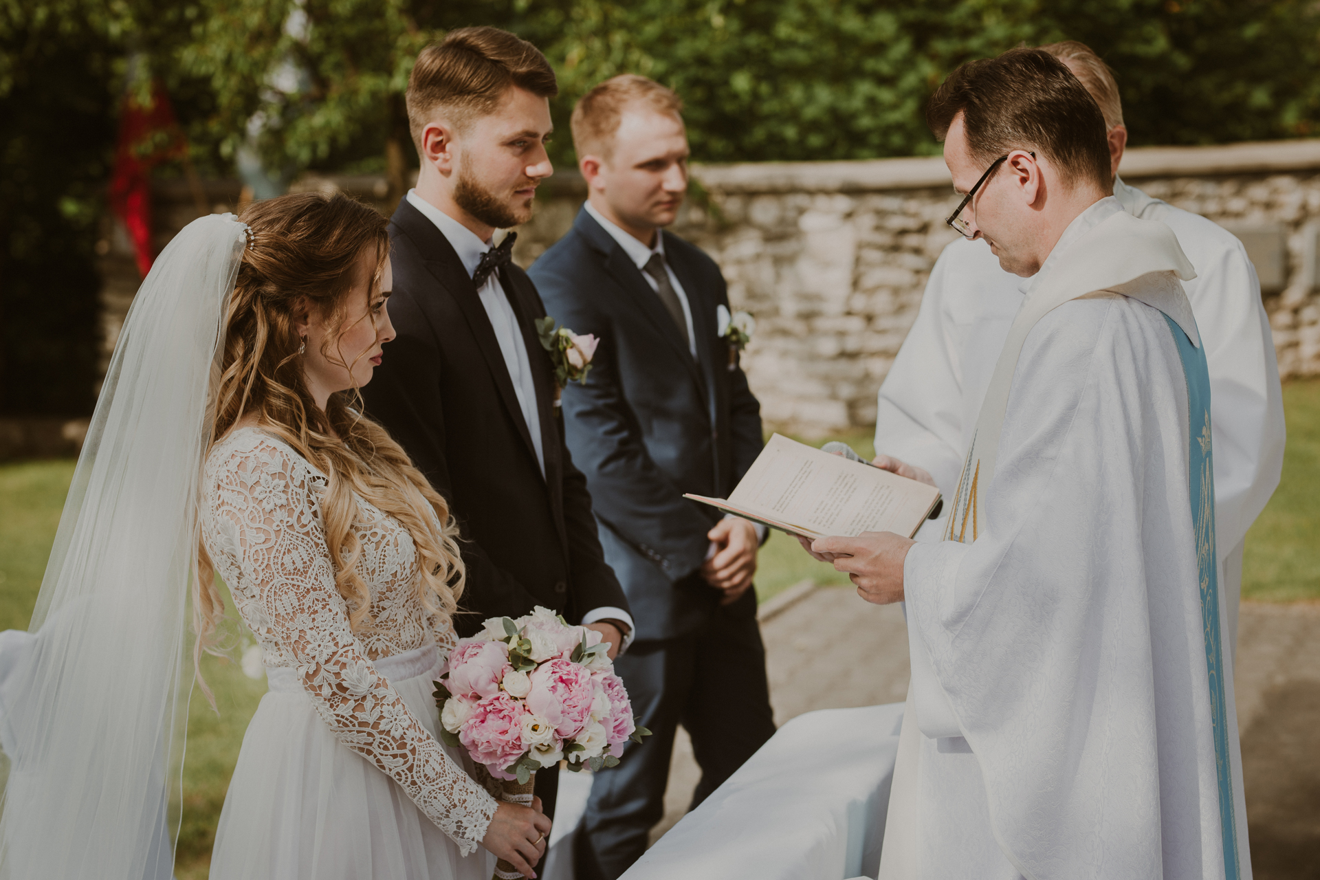 Przysięga małżeńska podczas ślubu kościelnego plenerowego