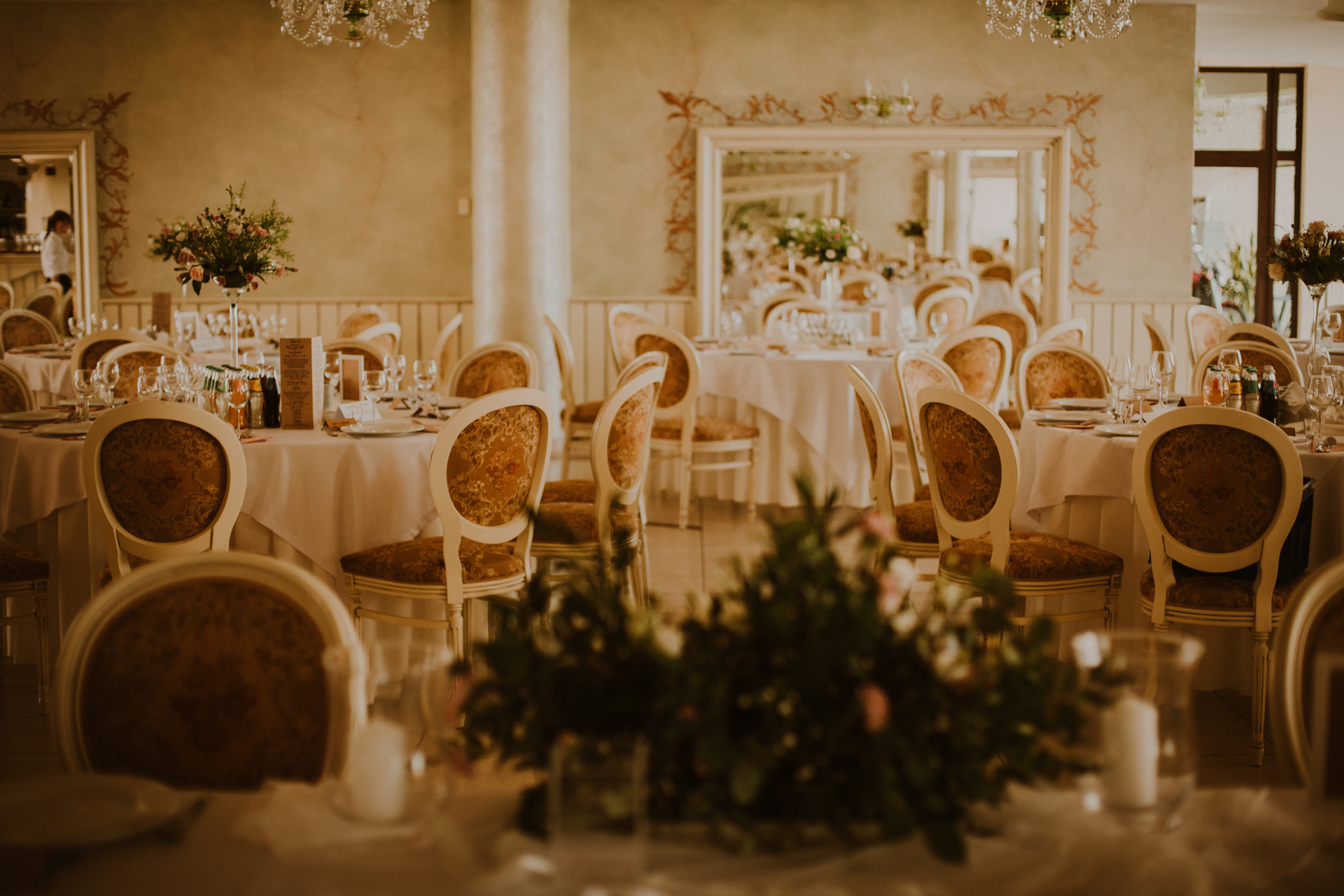 elegancka sala weselna z okrągłymi stołami