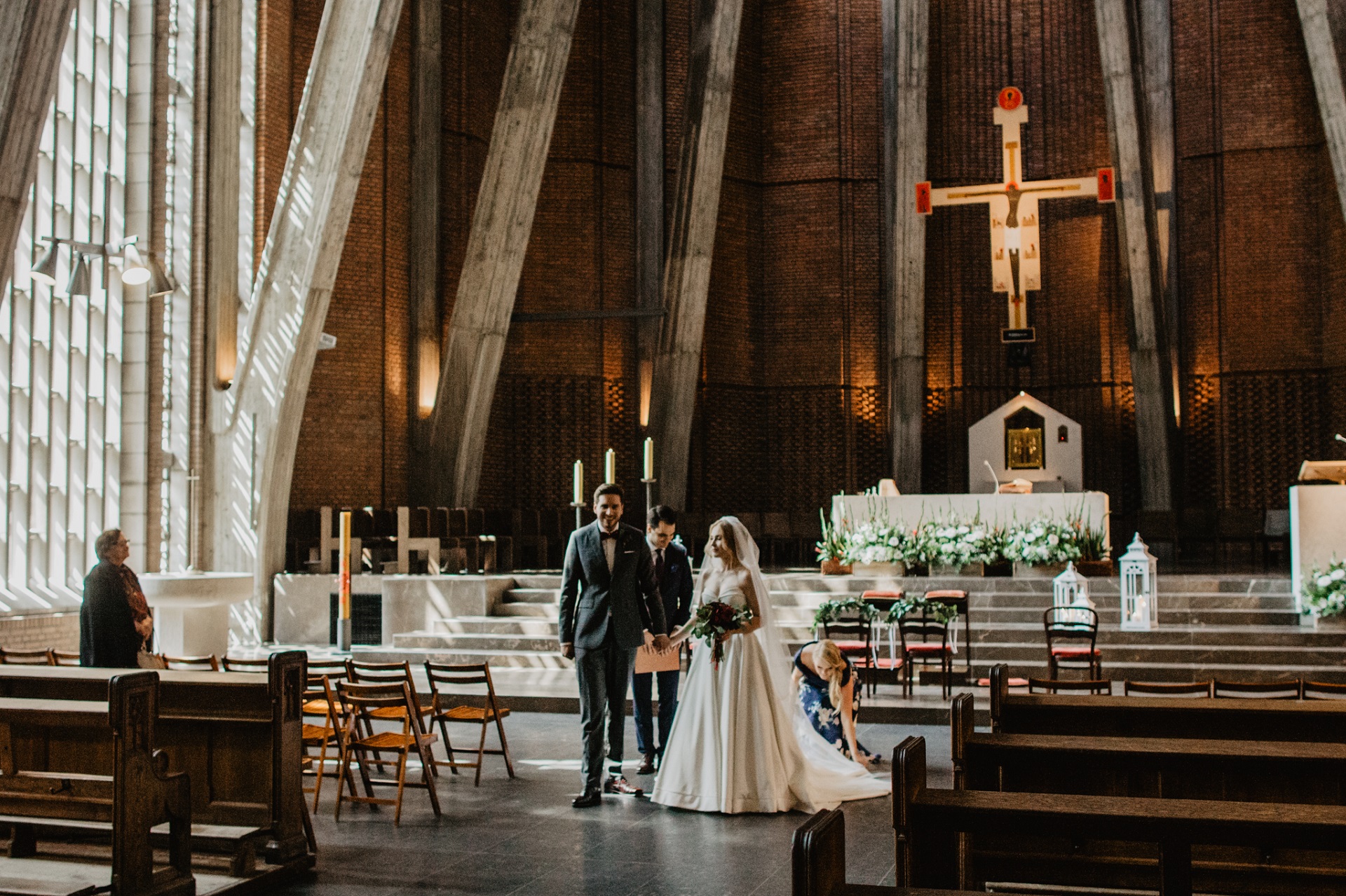 Para Młoda w kościele