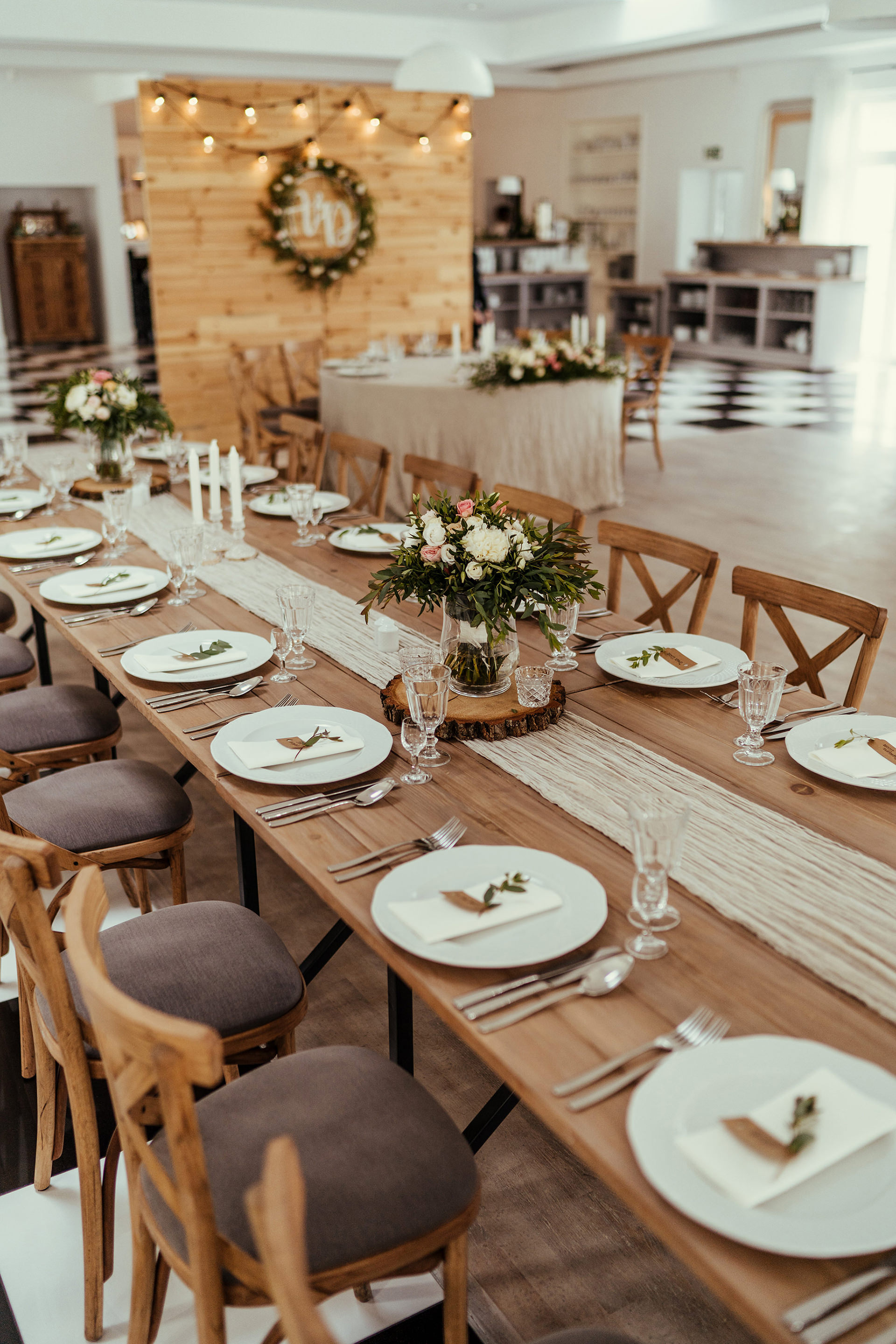 sala weselna w stylu rustykalnym