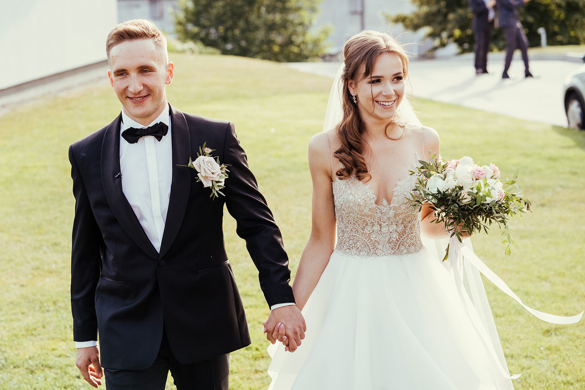 Para Młoda w ogrodzie