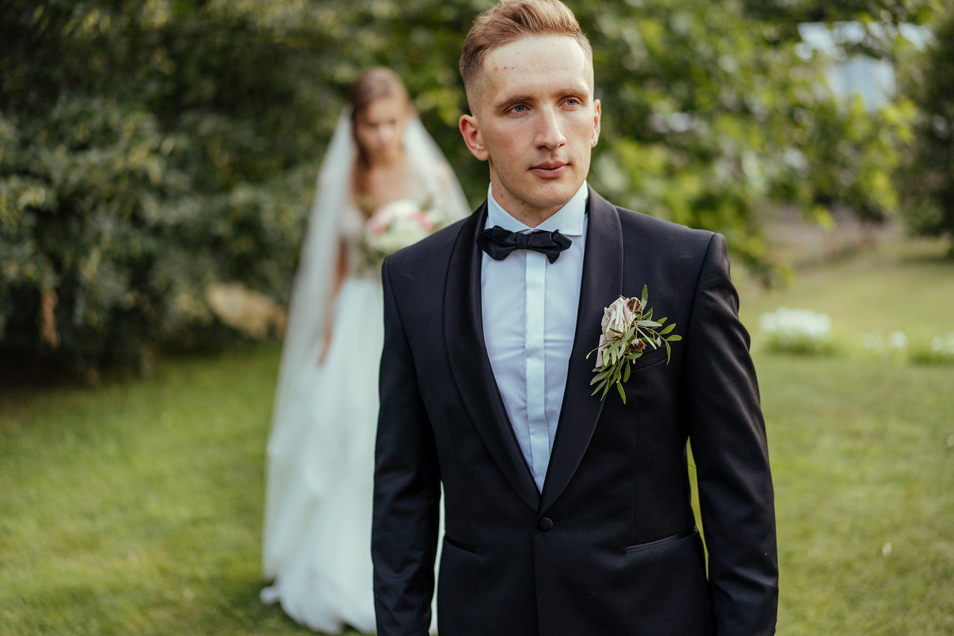 Para Młoda w ogrodzie podczas reportażu ślubnego