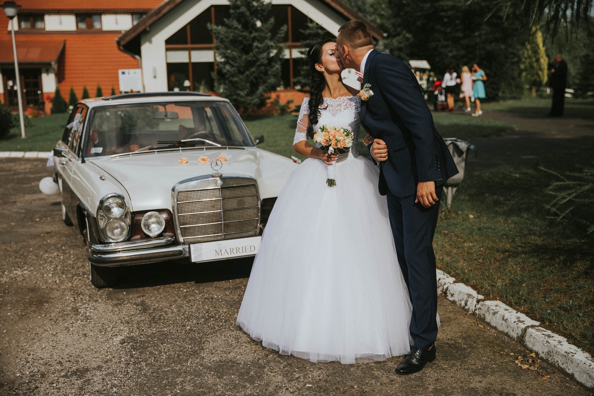 Panna Młoda w sukni ślubnej o kroju księżniczki