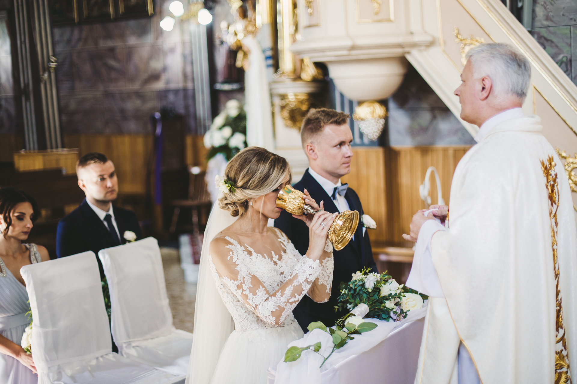 Para Młoda podczas ślubu w kościele 
