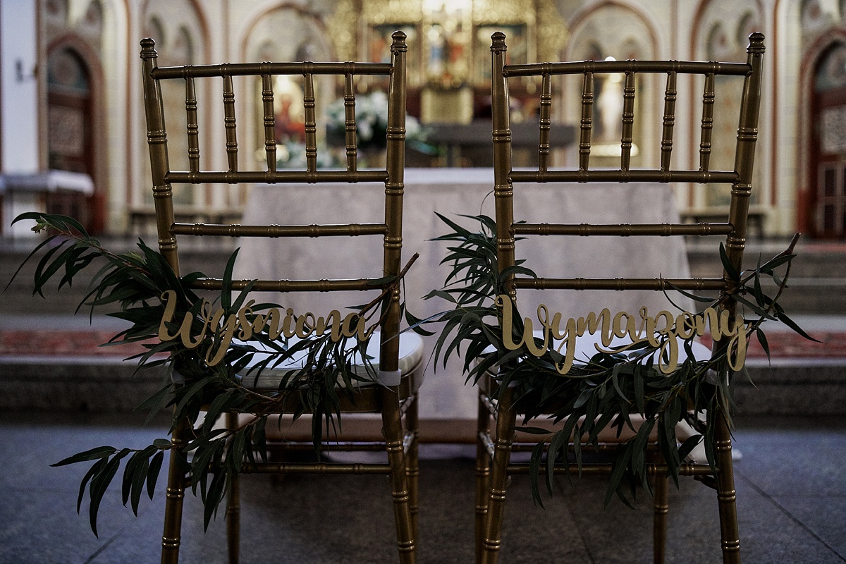 dekoracje krzeseł na ślubie
