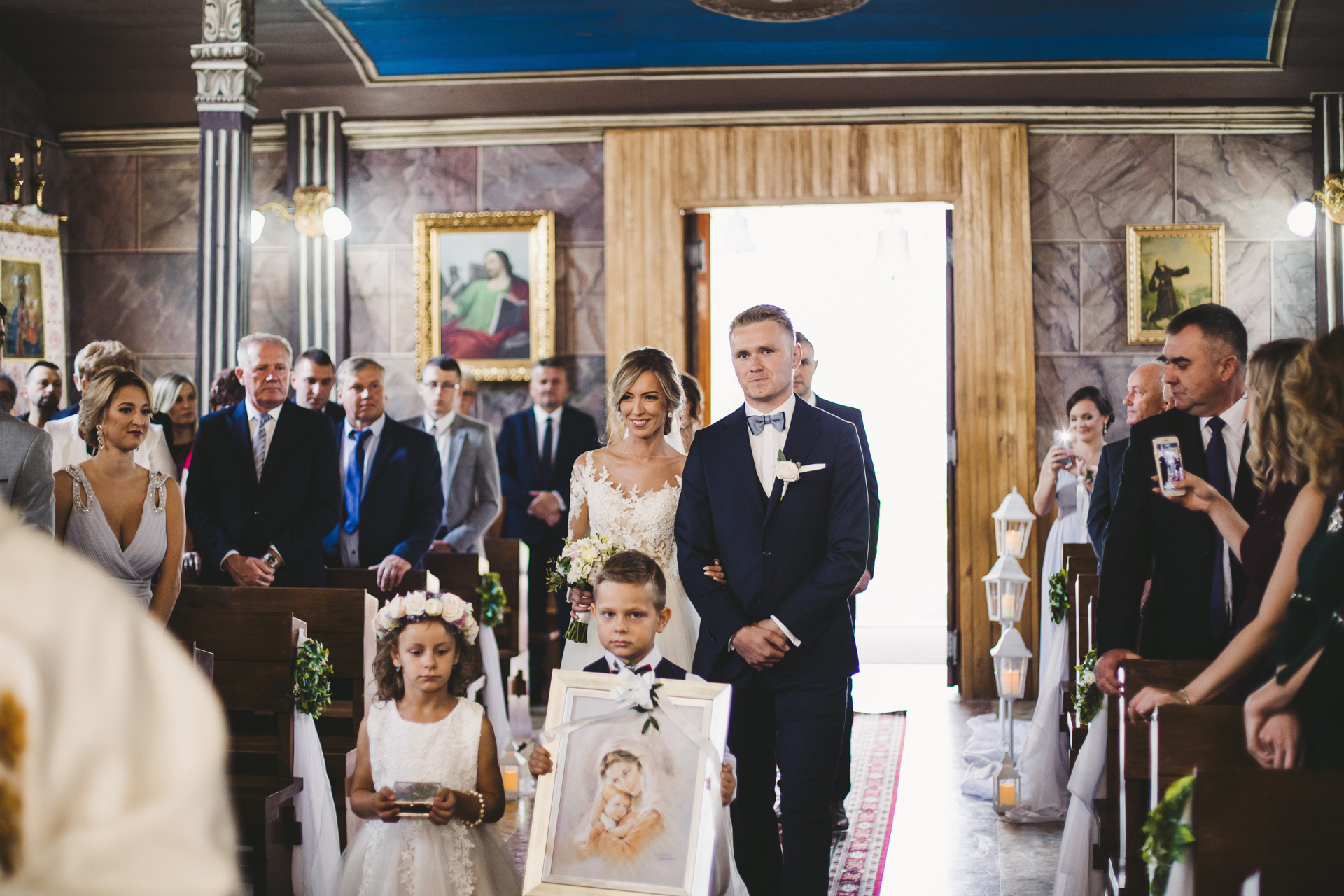 Para Młoda idąca do ołtarza