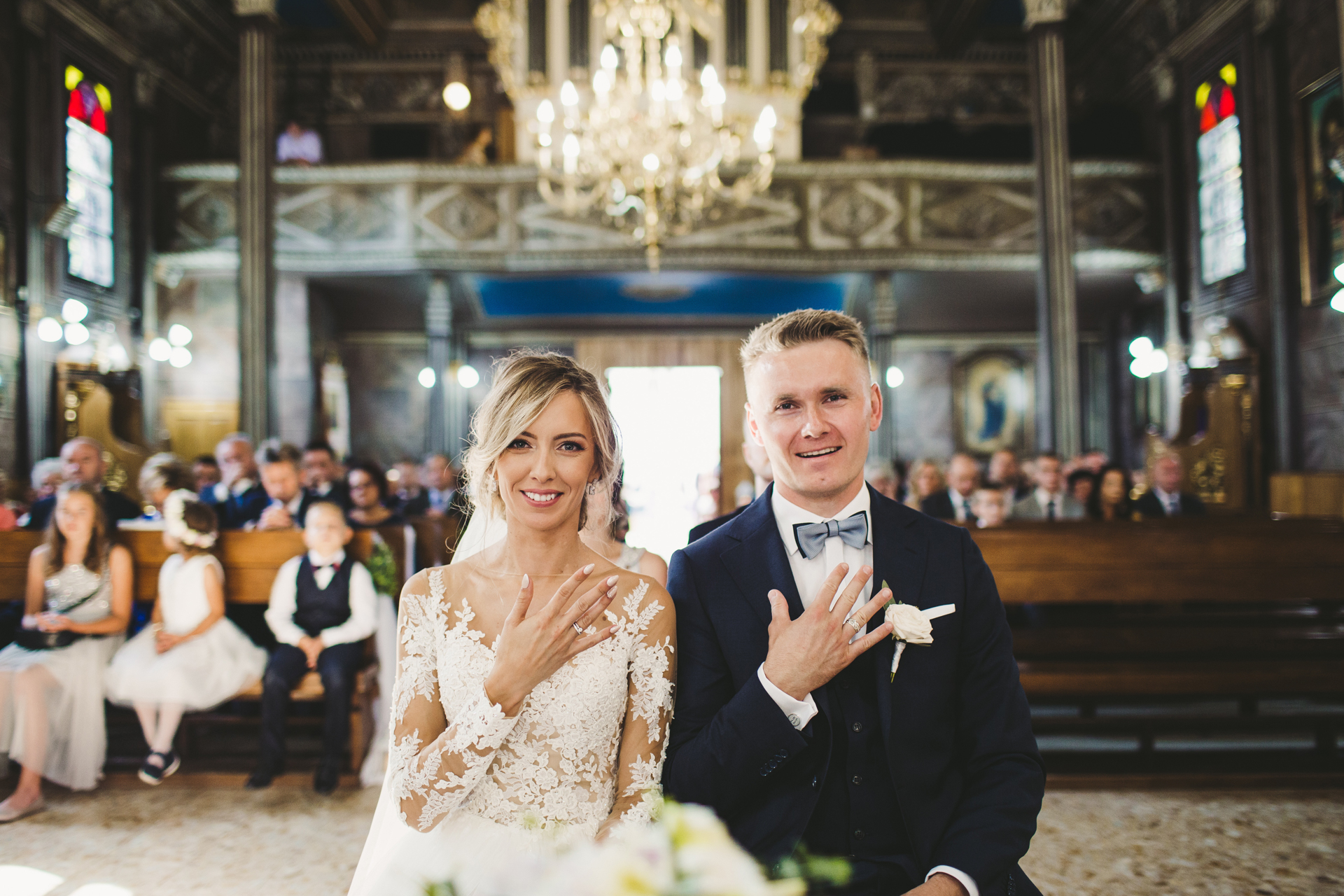 Para Młoda przed ołtarzem