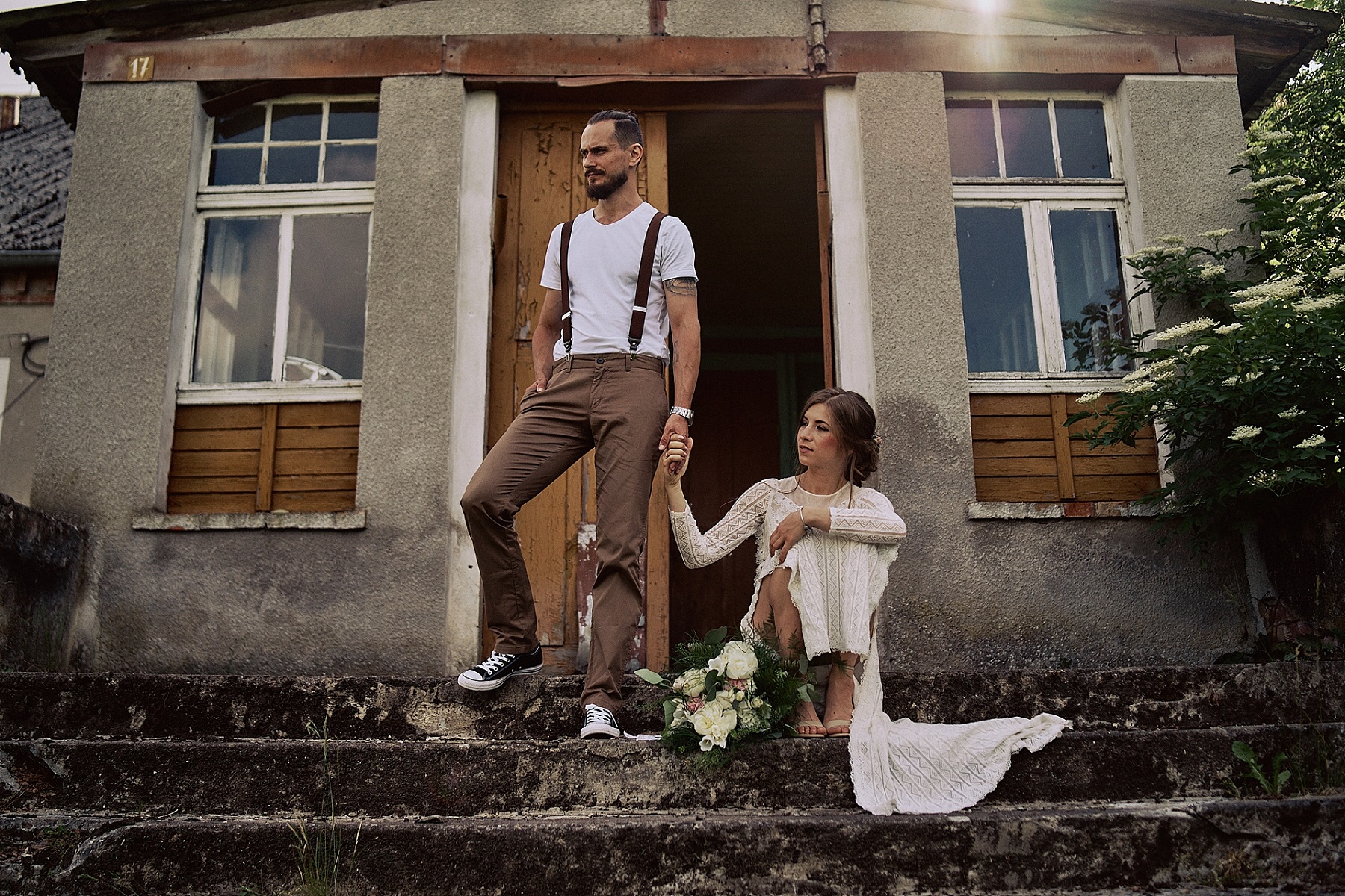 Para Młoda na schodach podczas sesji ślubnej