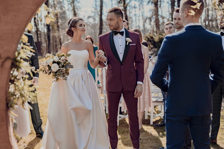 Jaki garnitur wybrać na ślub odbywający się w porze letniej?