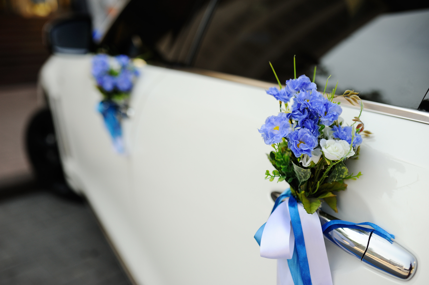 dekoracje klamek auto ślubne