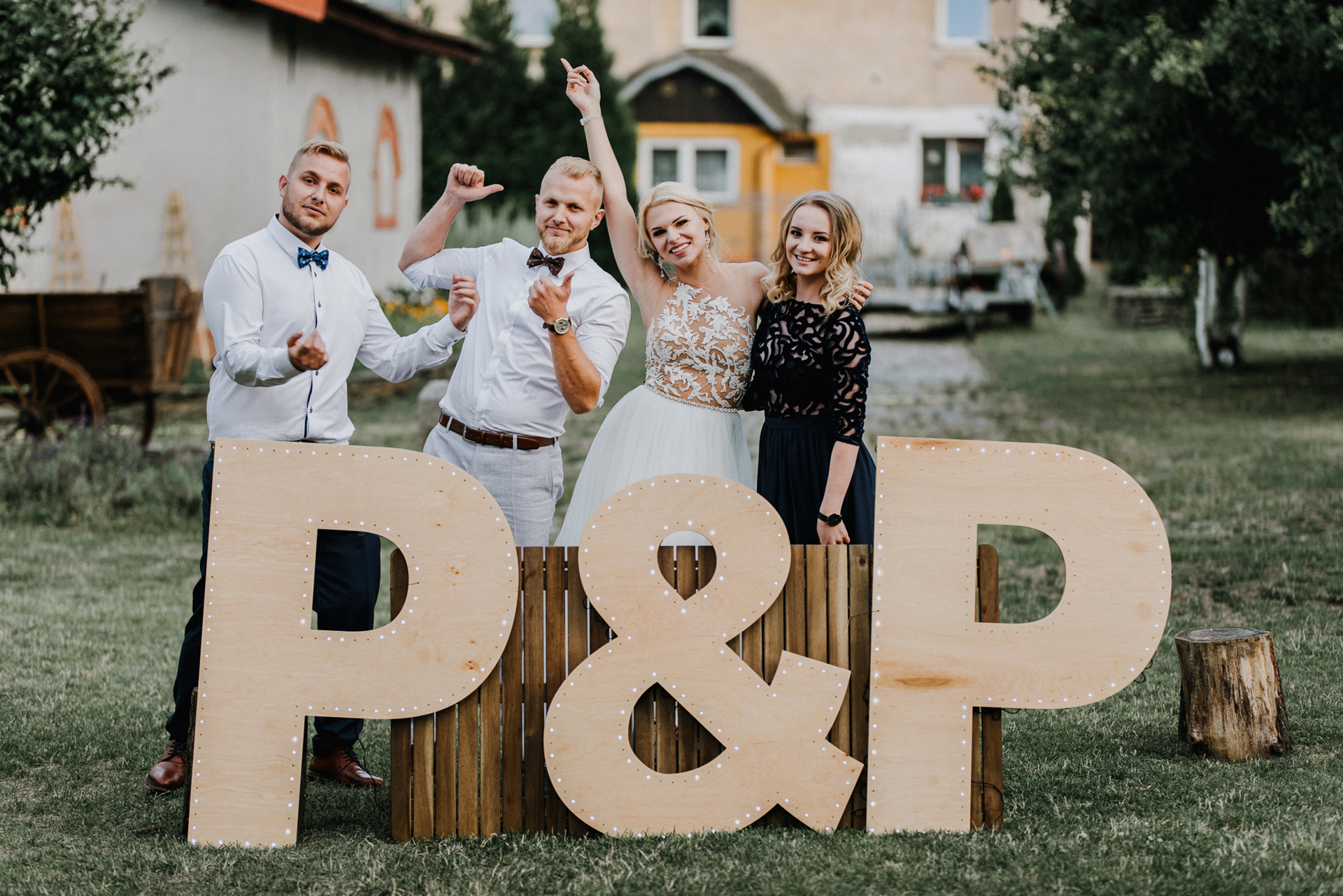 Para Młoda przy drewnianym napisie