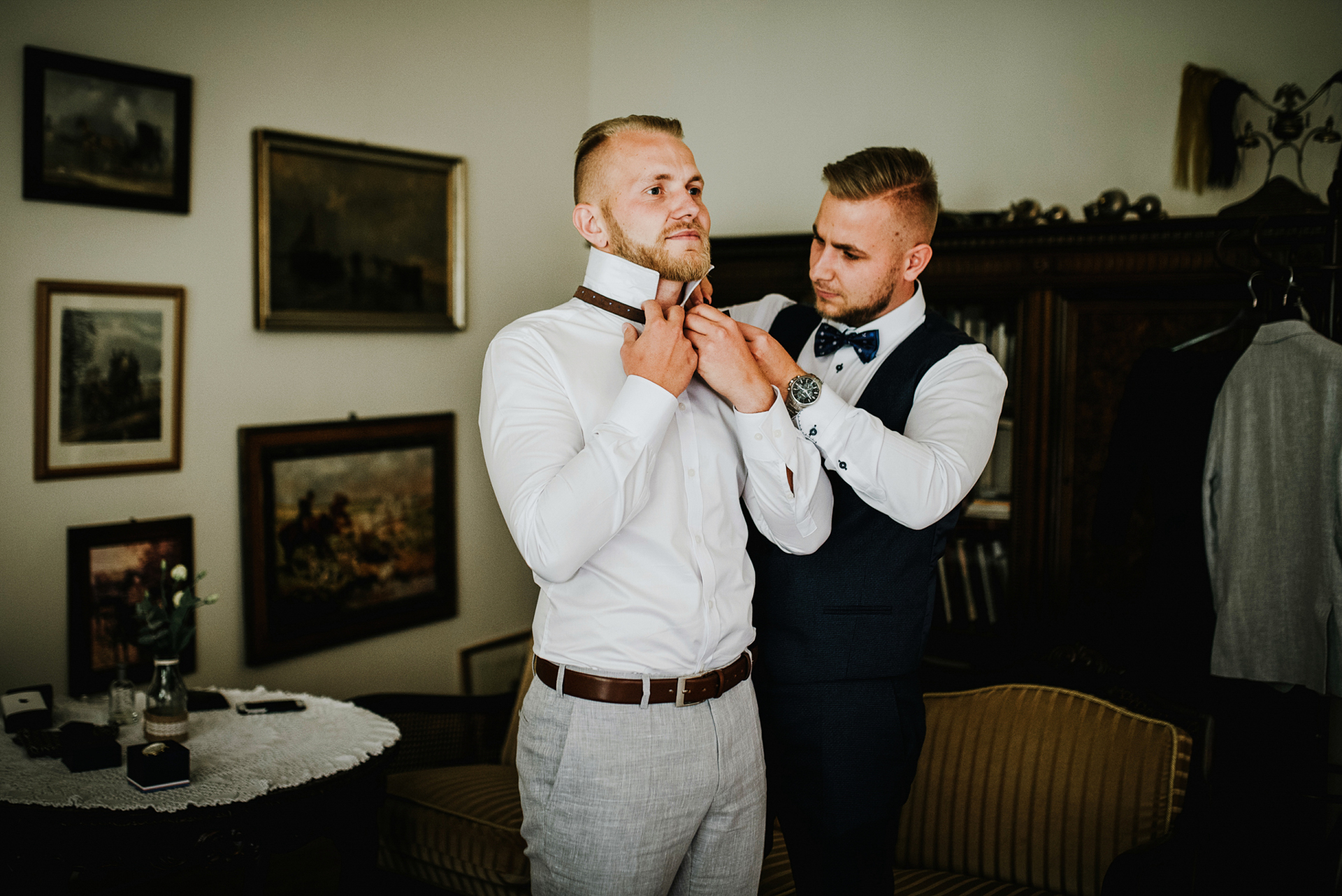 Pan Młody zakładający garnitur ślubny