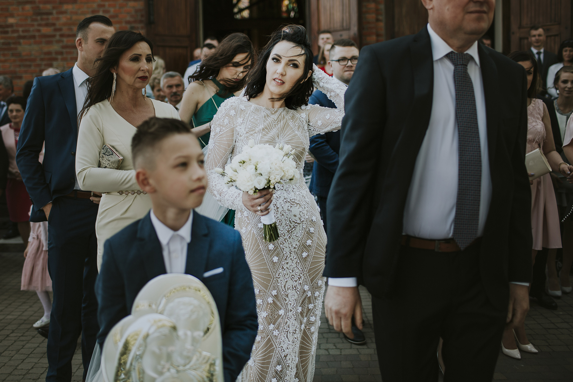 Panna Młoda przed kościołem