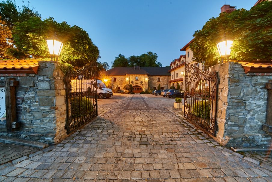 XVI TARGI ŚLUBNE HOTEL FOLWARK STARA WINIARNIA***