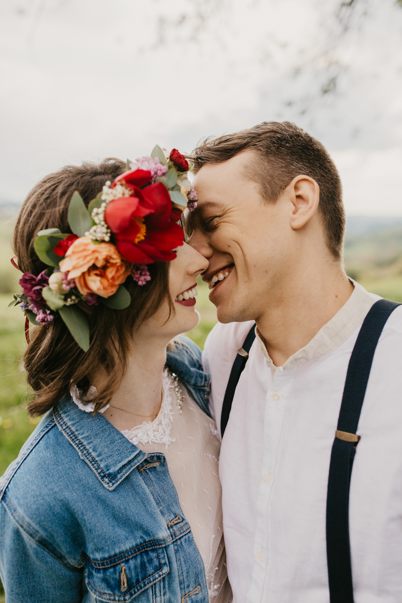 Całująca się Para Młoda w stylu boho