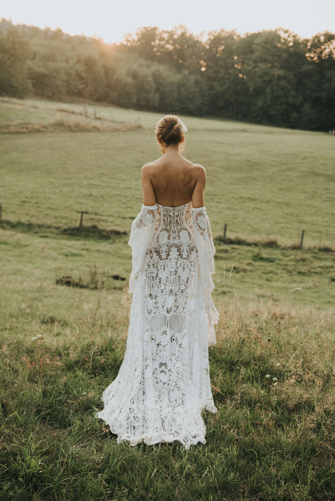 Panna Młoda w koronkowej sukni ślubnej boho