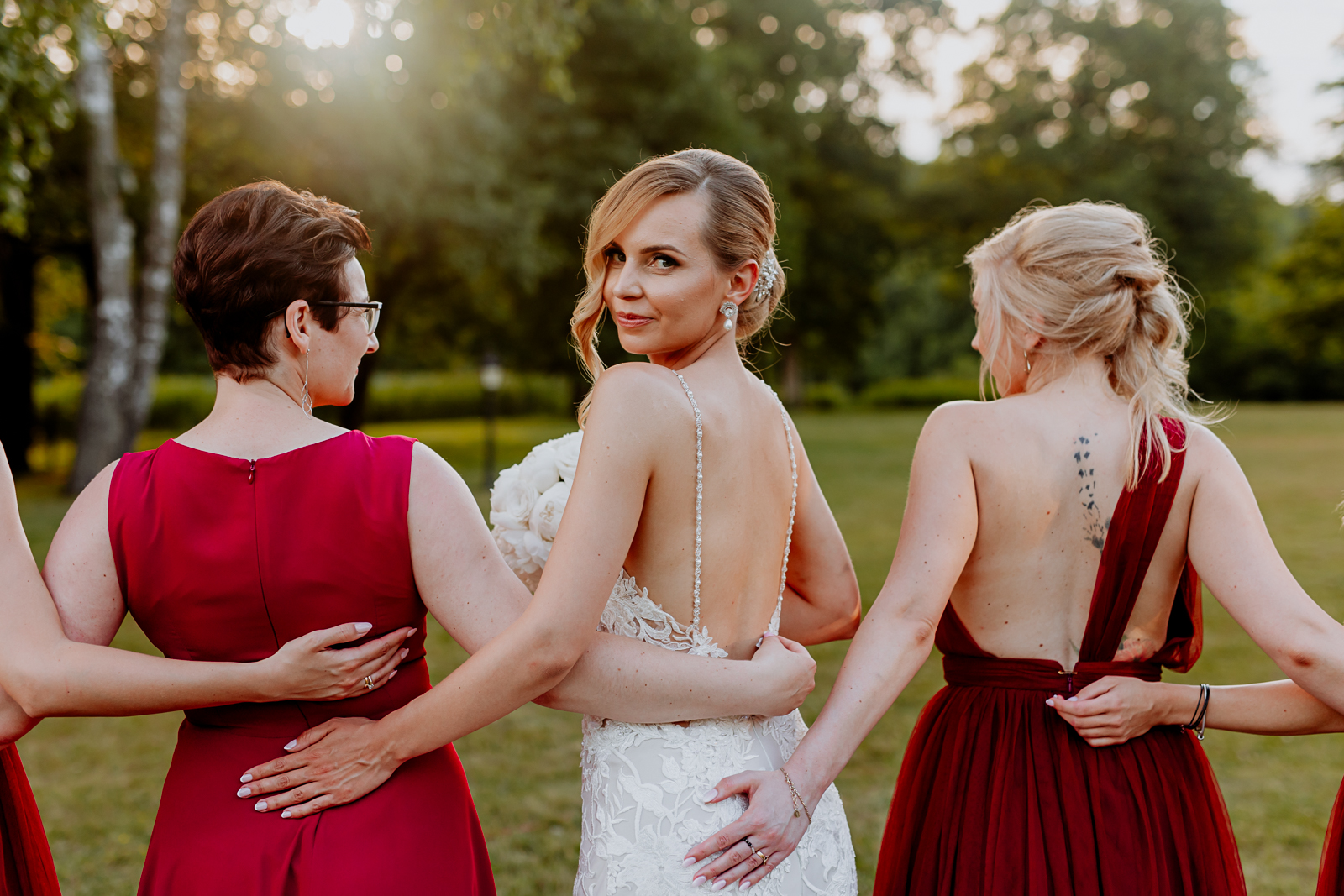 elegancka Panna Młoda na weselu ze świadkową i gośćmi