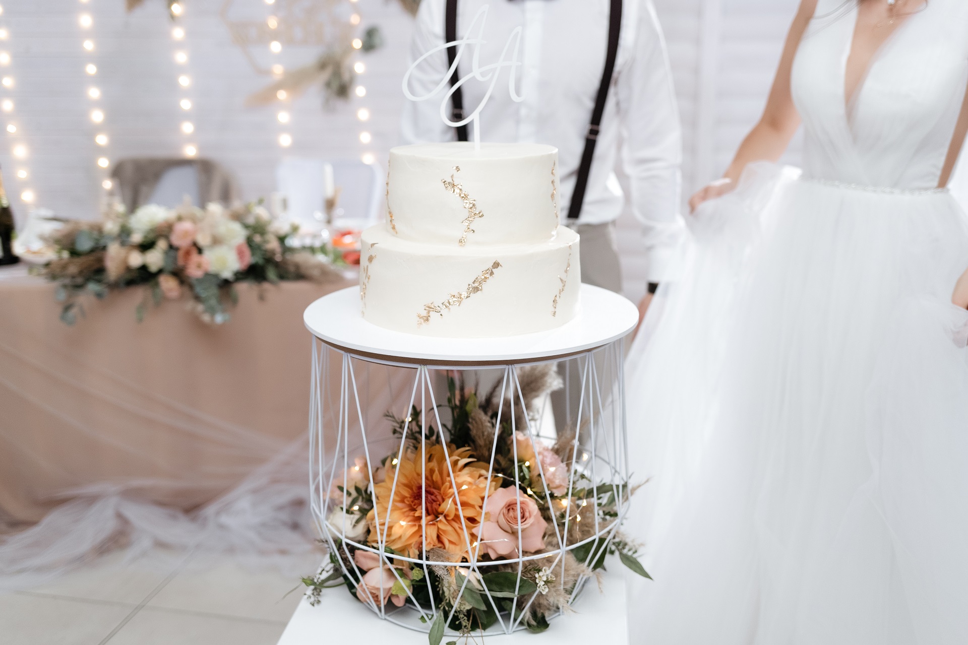 biały tort weselny