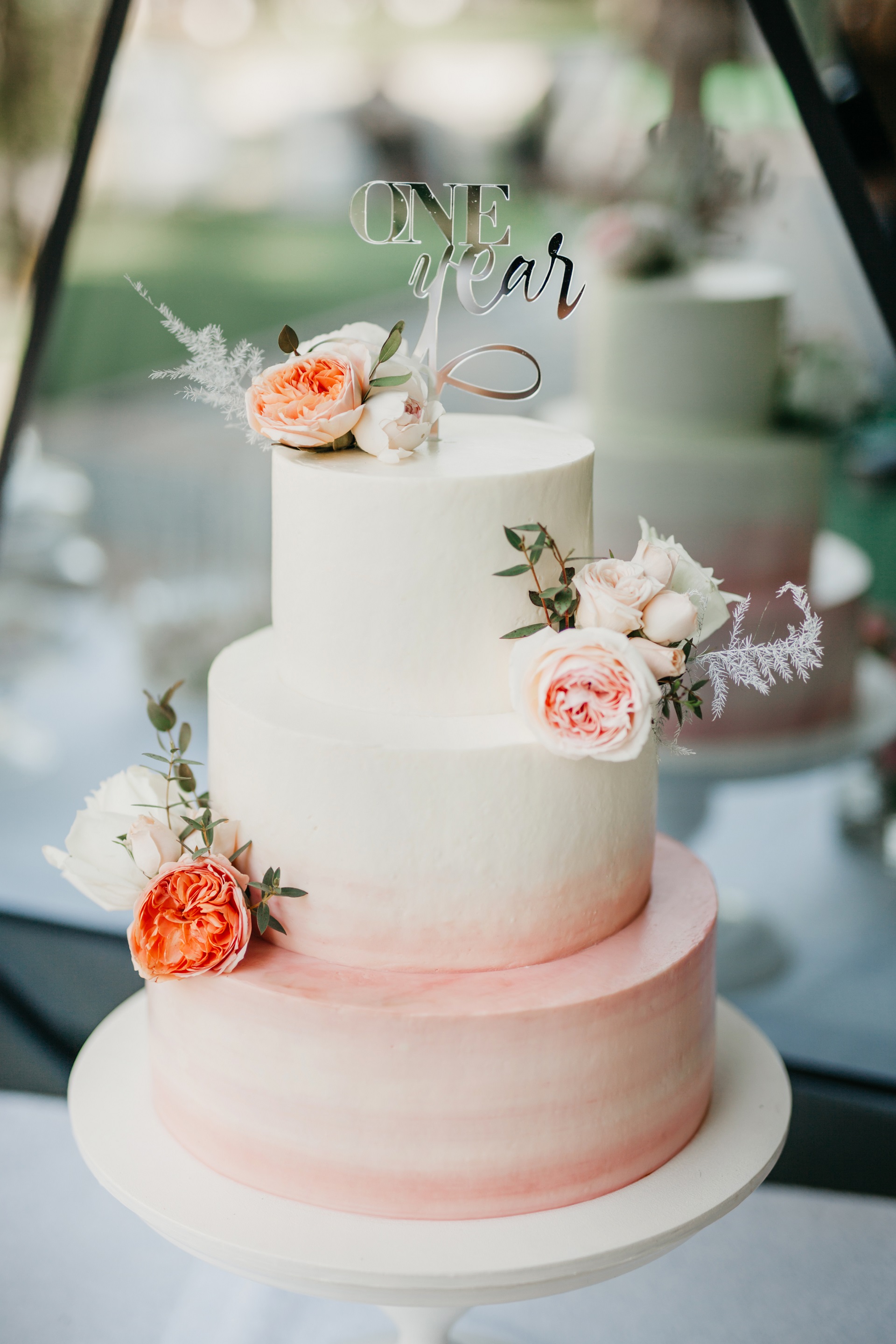 tort weselny naked cake ze złotem i kwiatami