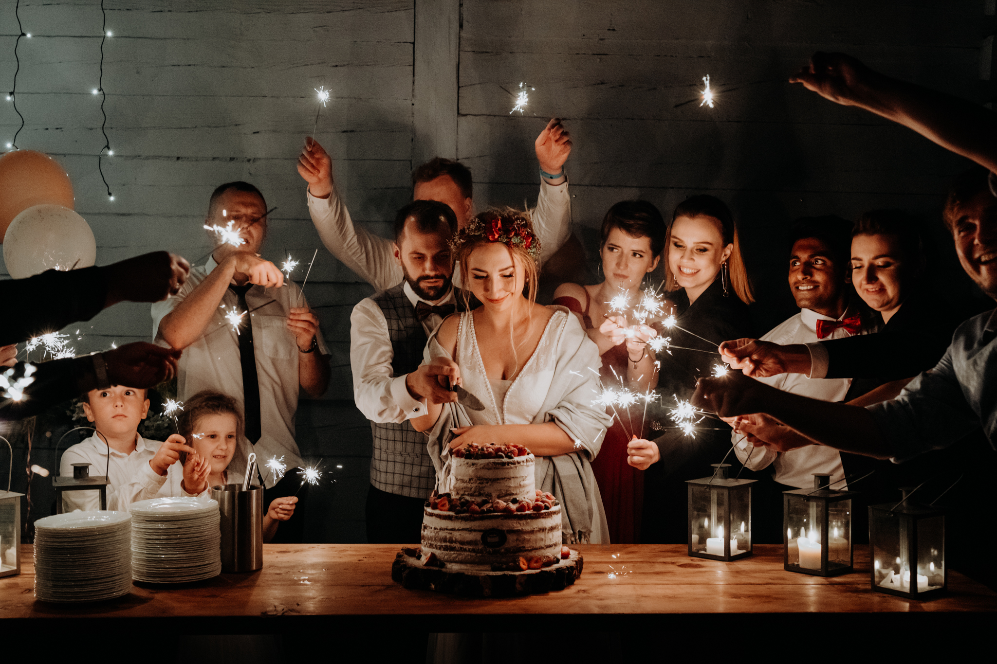 biały tort naked cake z kwiatami