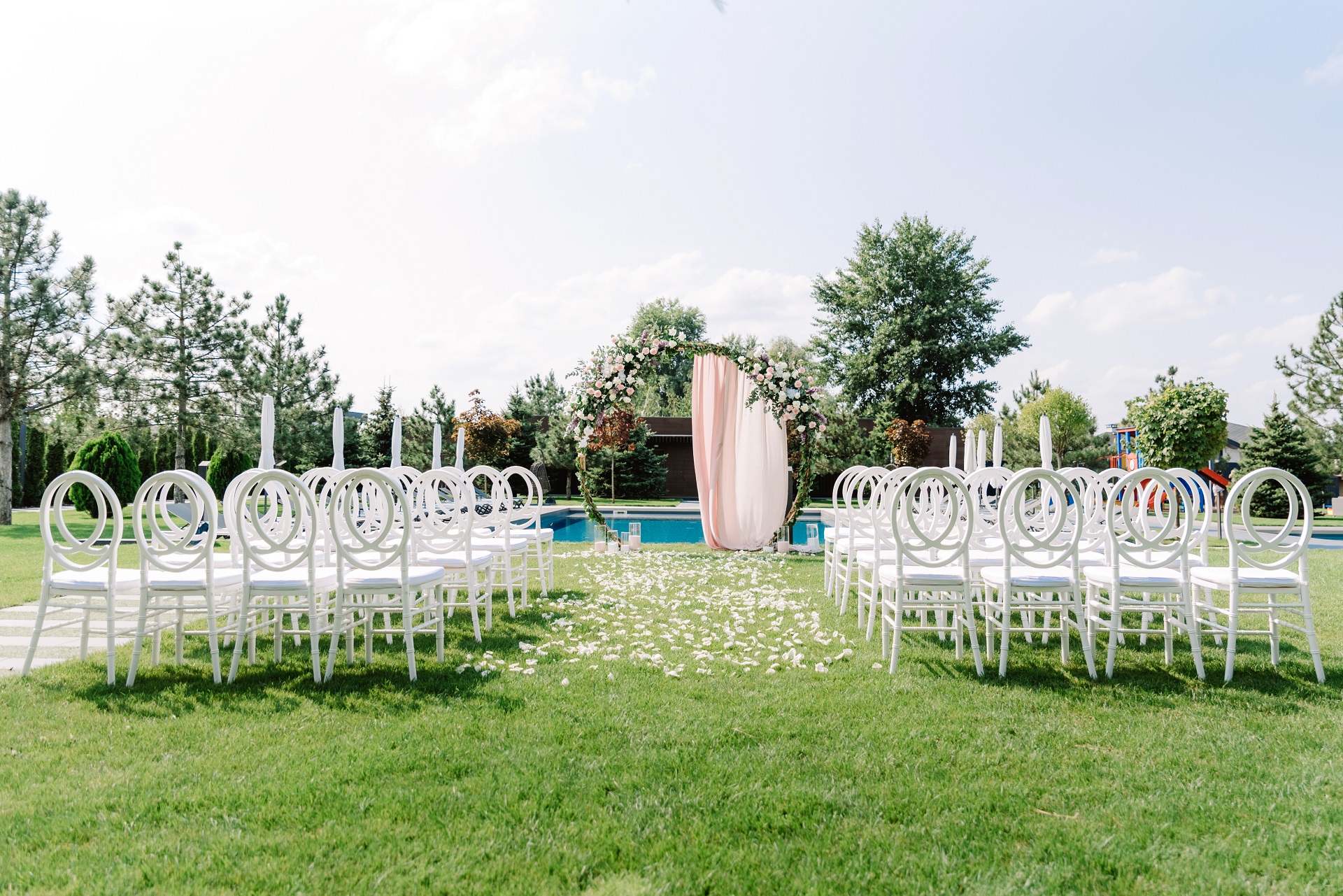 eleganckie dekoracje ślubu plenerowego