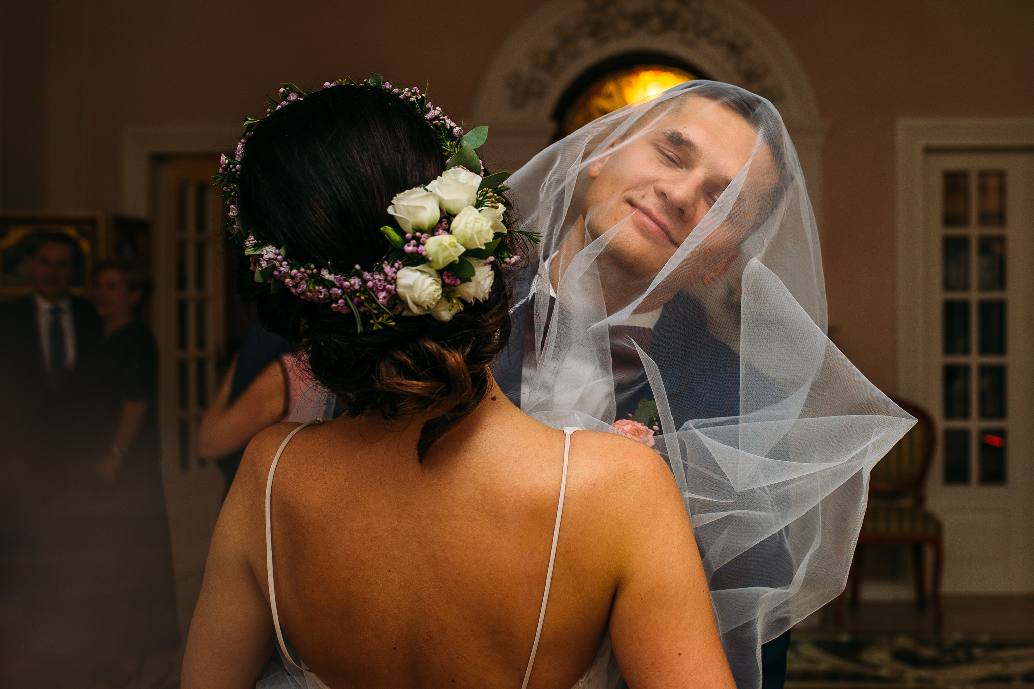 upięcie ślubne z wiankiem i kwiatami