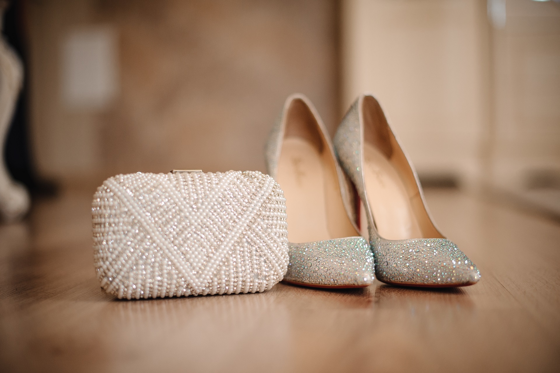 srebrne błyszczące i eleganckie buty ślubne i torebka