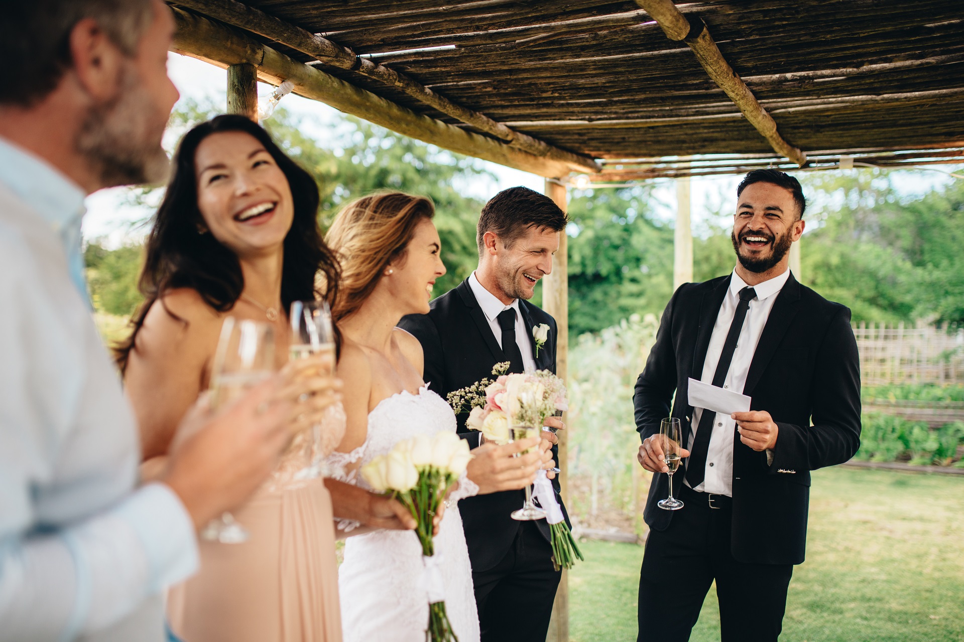 elegancki Pan Młody w smokingu na weselu