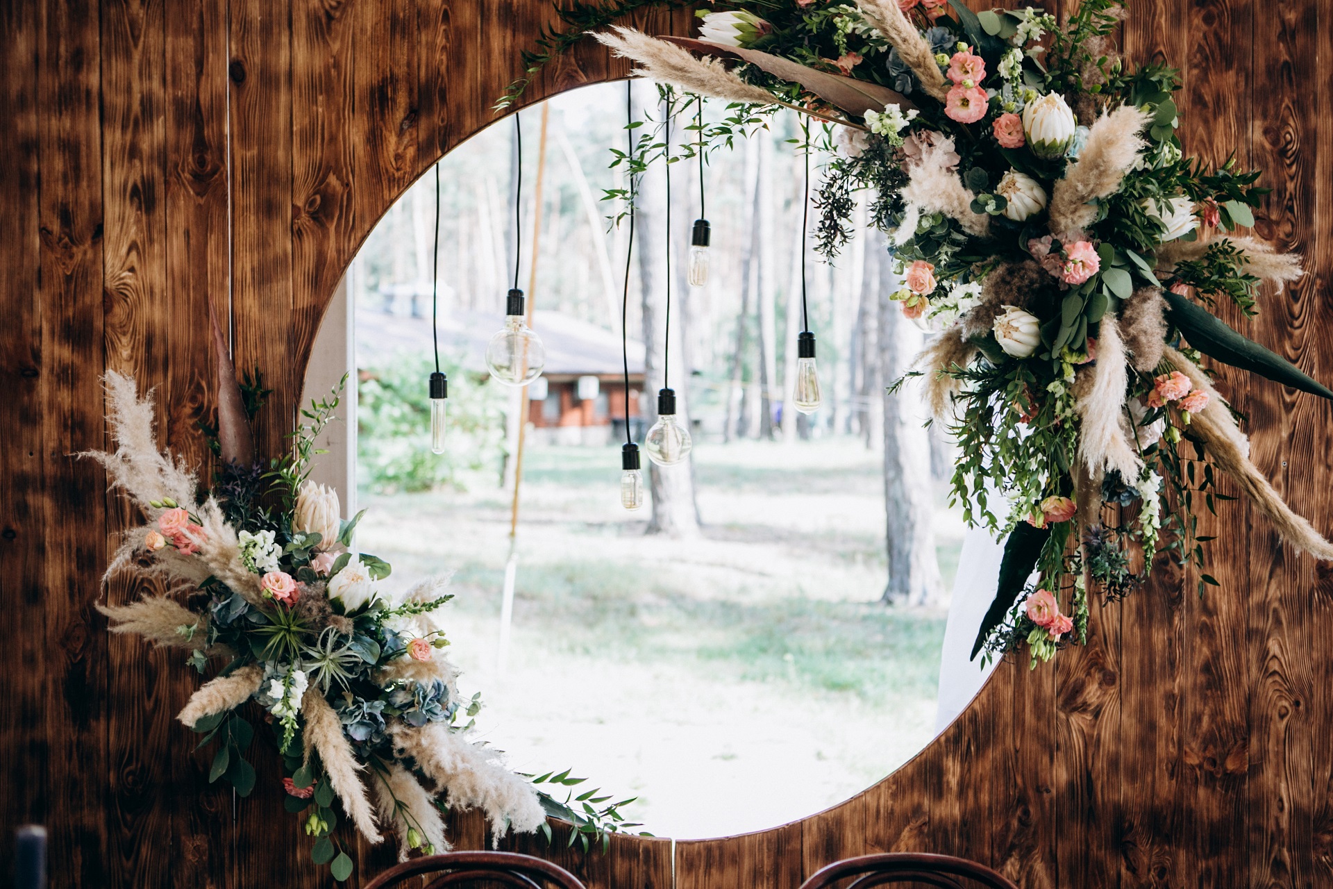 dekoracje na wesele w stylu boho z trawami