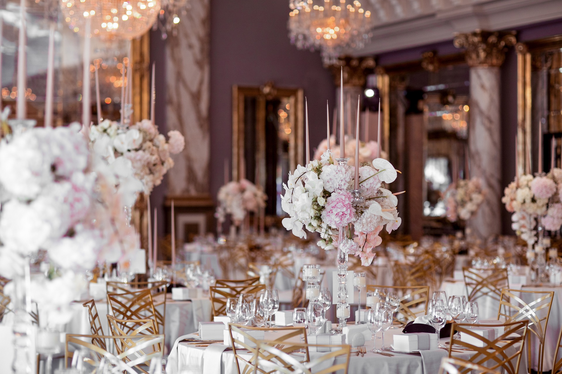 sala  weselna w stylu glamour ze złotymi krzesłami i okragłymi stołami