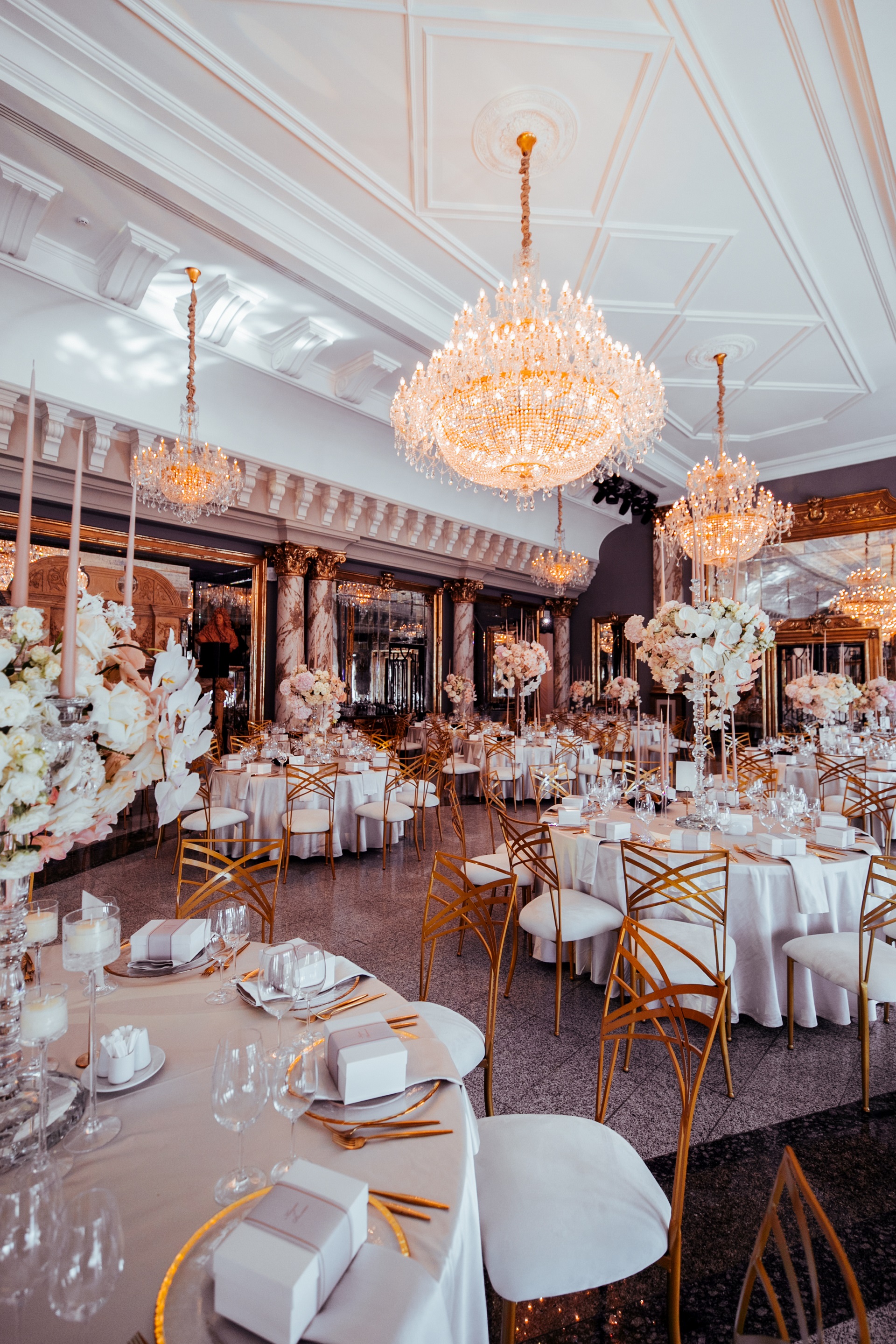 elegancka sala weselna z kryształowymi żyrandolami