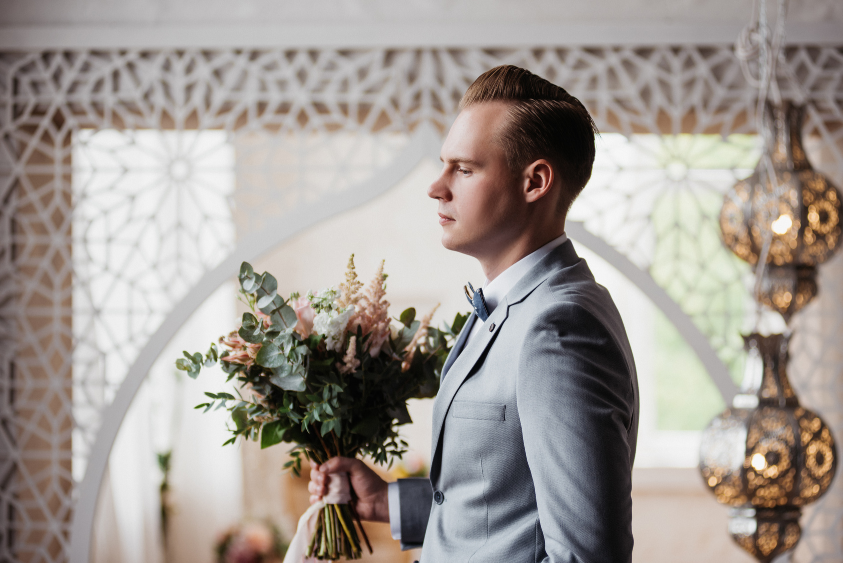 elegancki Pan młody w błękitnym garniturze