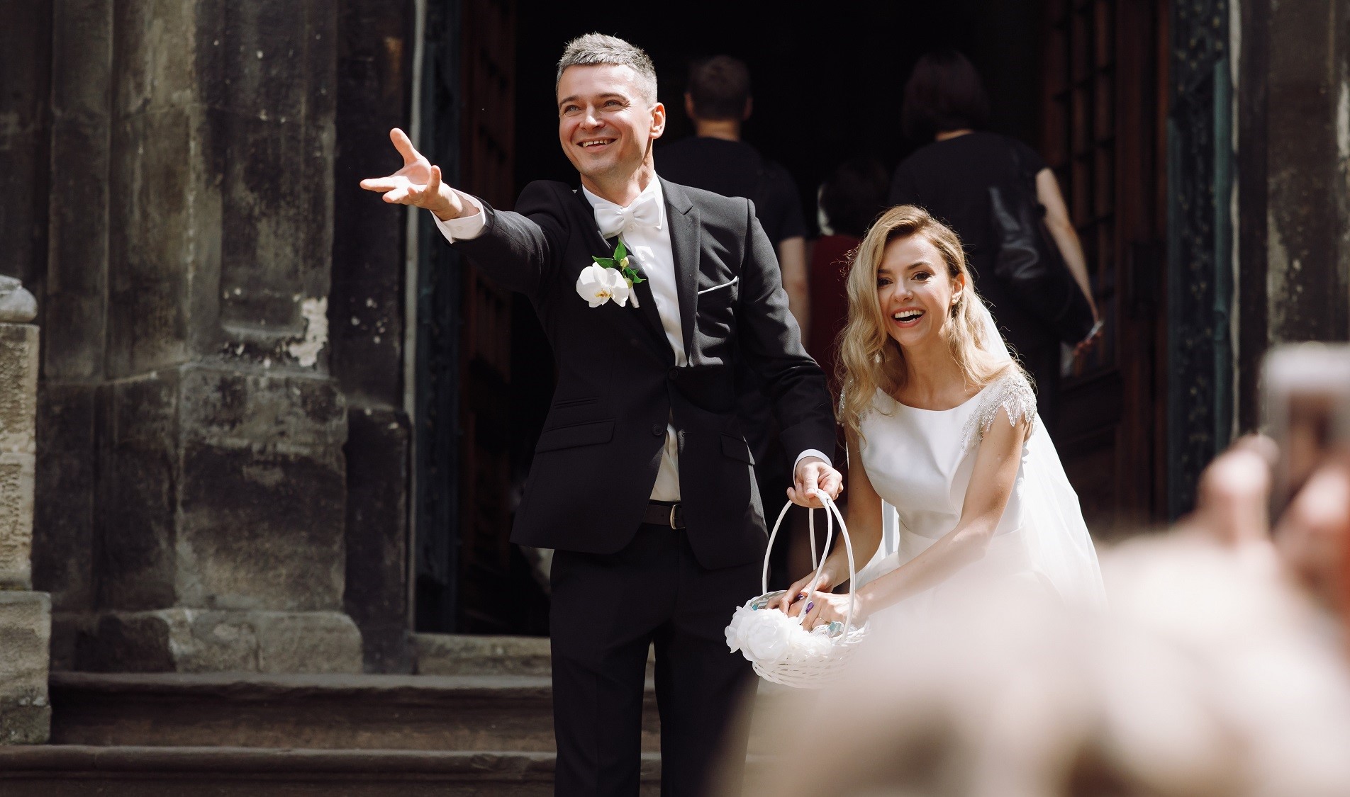 elegancka Para Młoda przed kościołem