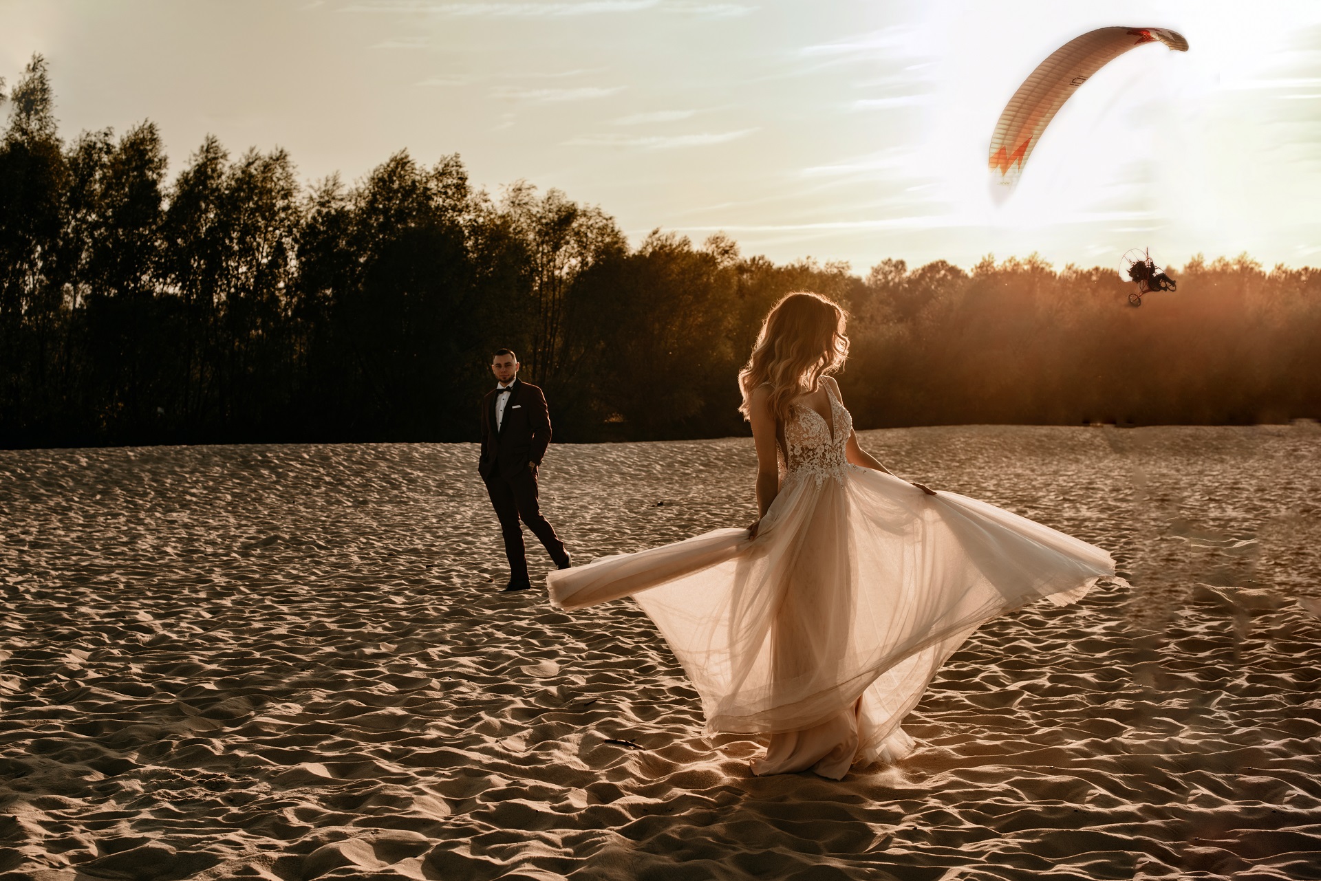sesja na plaży podczas zachodu słońca