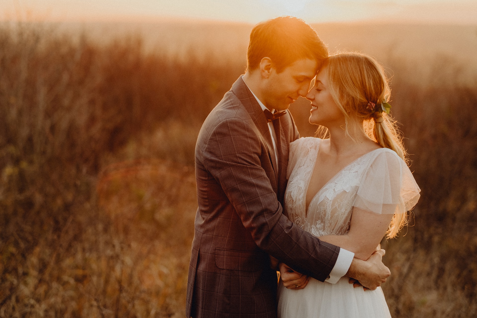 przytulona Para Młoda podczas golden hour