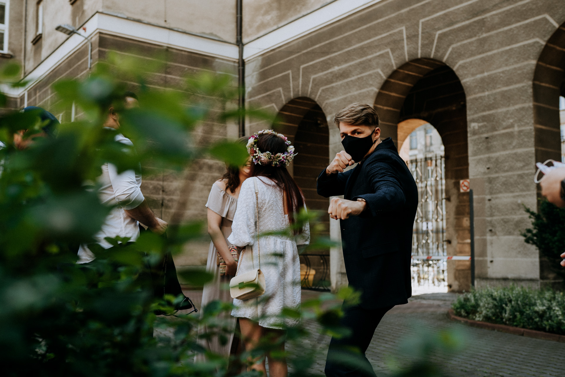 Para Młoda przed kościołem w maseczkach