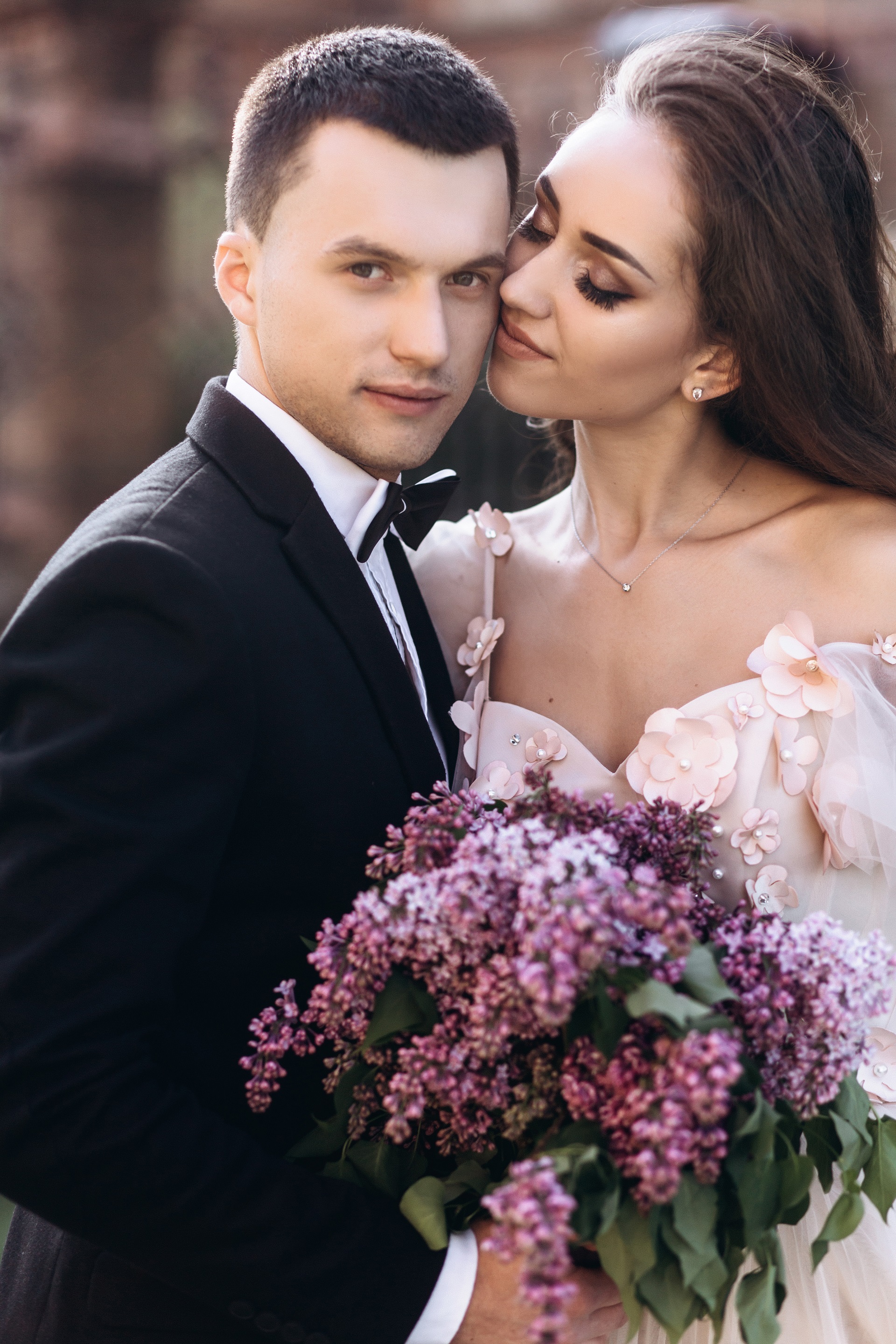 Romantyczna Para Młoda z bukietem ślubnym z bzu