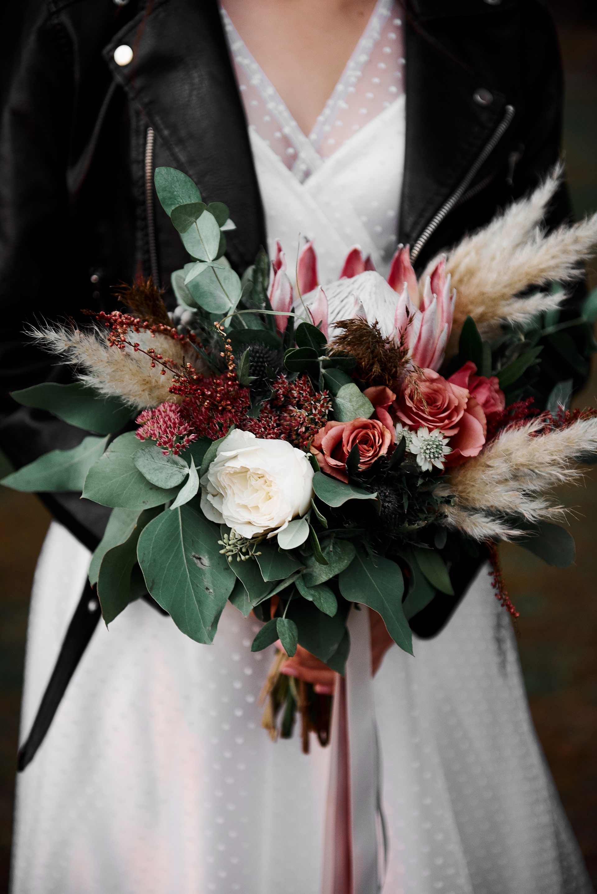 bukiet ślubny w stylu boho w trawami pampas