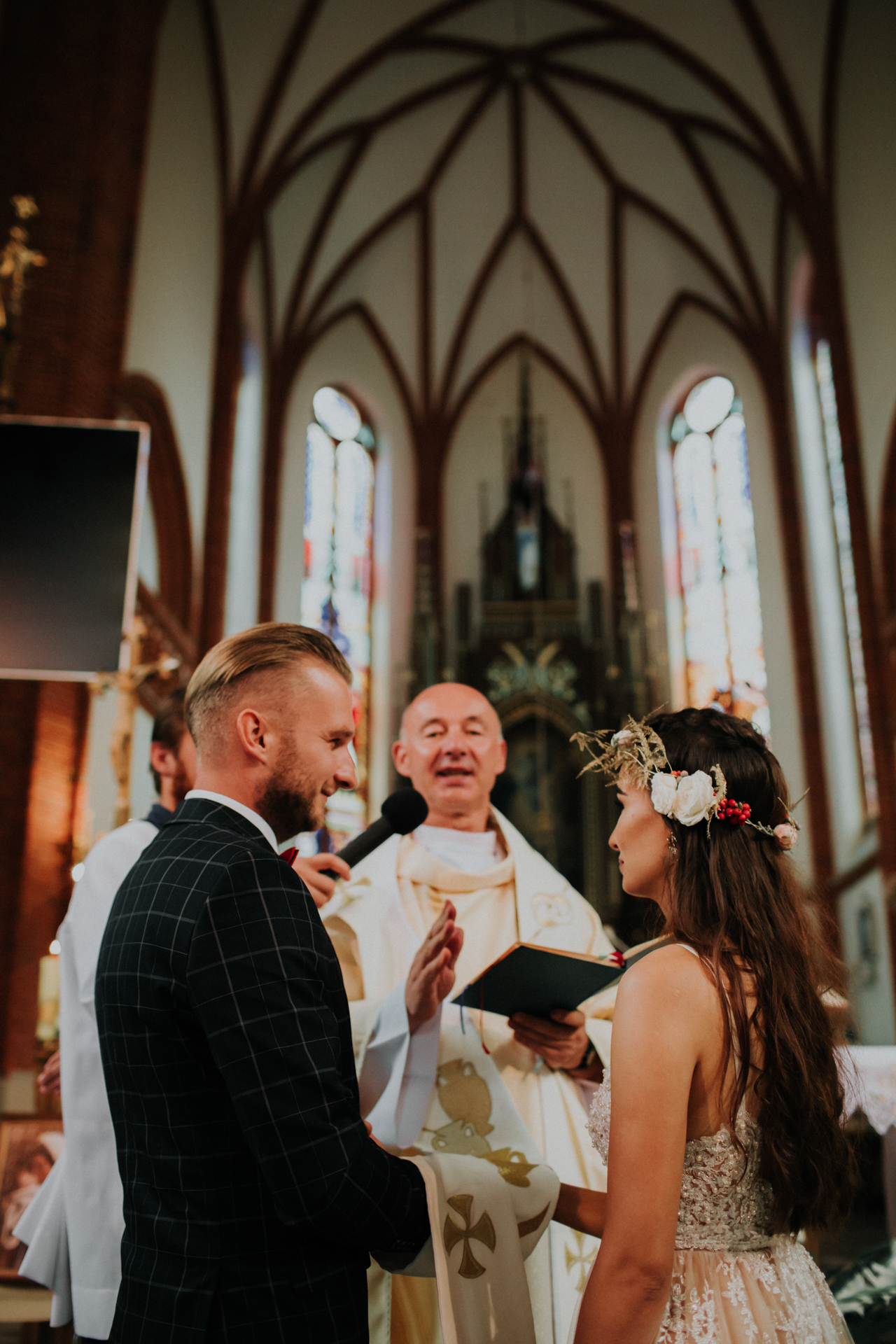 Panna Młoda z długimi rozpuszconymi włosami i wiankiem w kościele