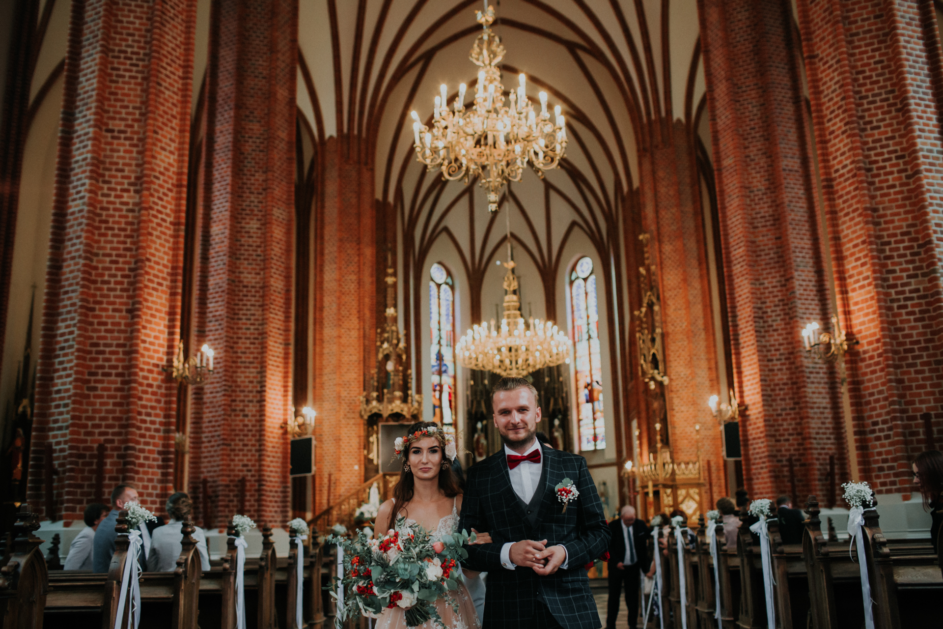 wyjście z kościoła Pary Młodej po ślubie