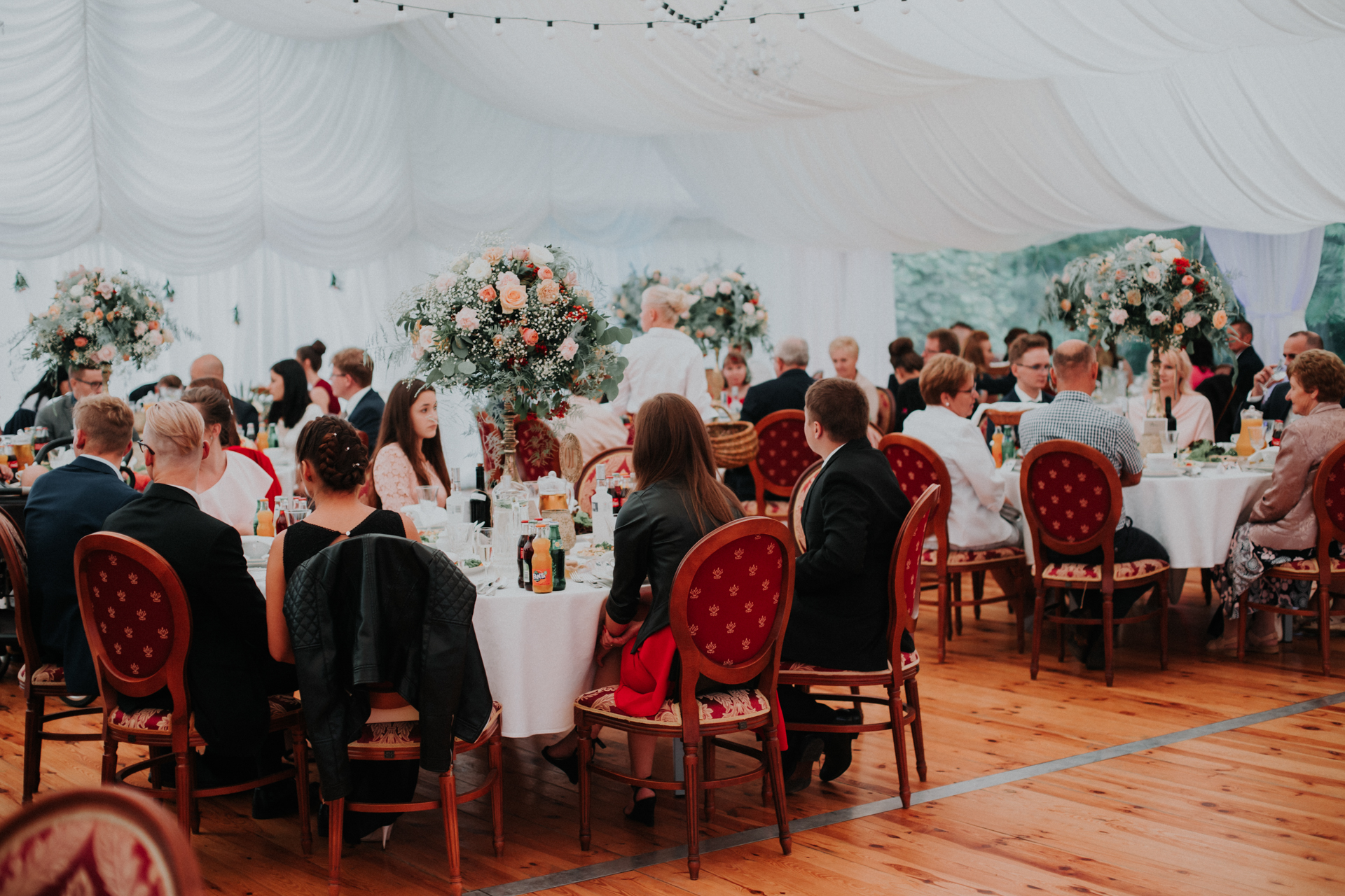 sala weselna z okrągłymi stołami