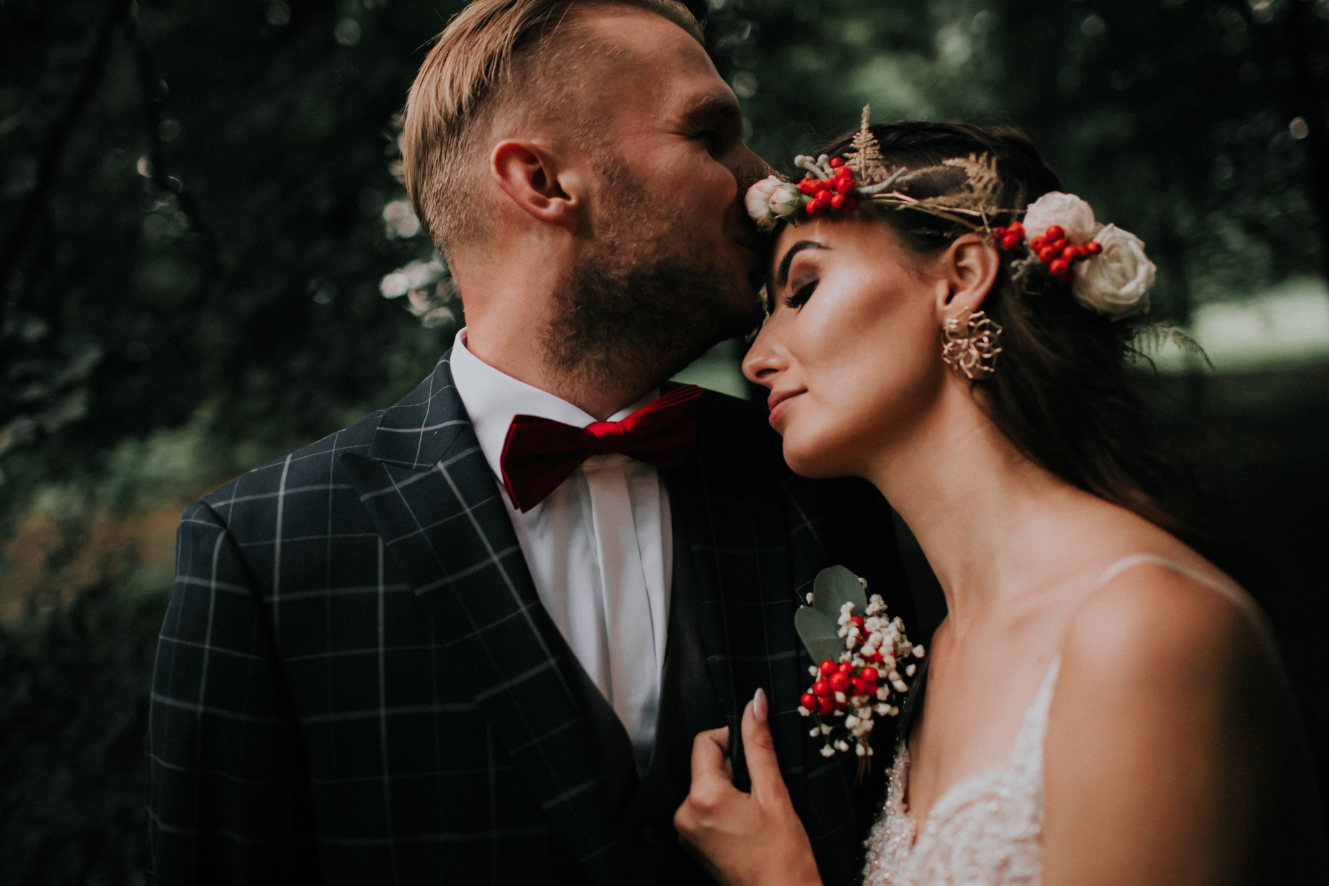 Piekna Panna Młoda w wiankiem z czerwonych kwiatów boho