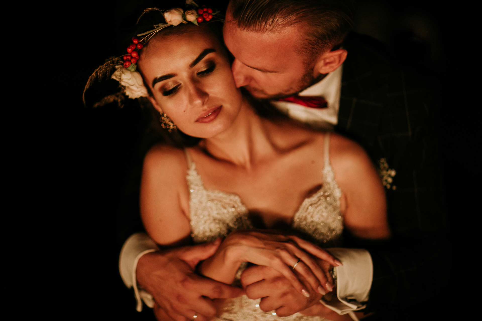 Romantyczna sesja ślubna nocą przed salą weselną