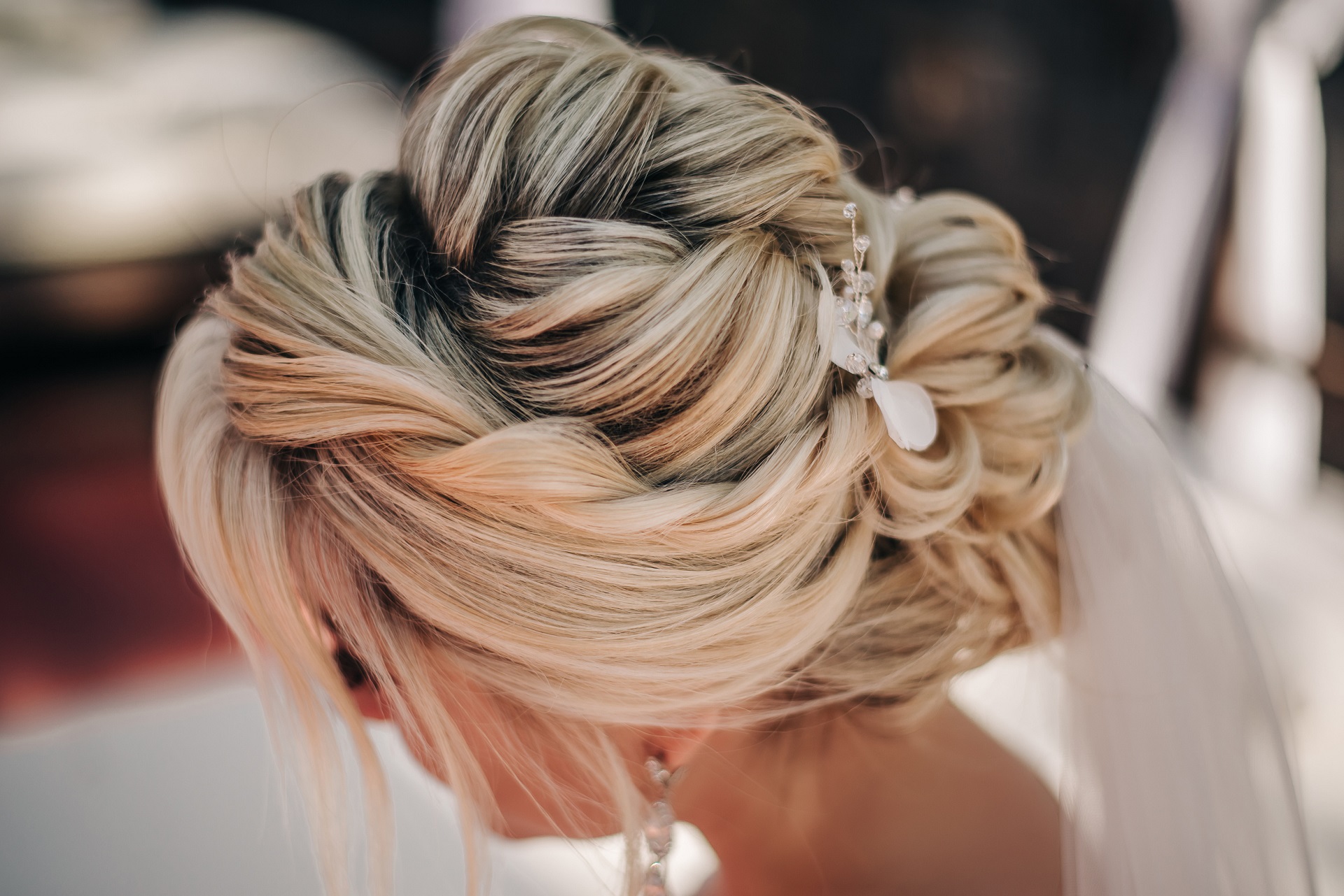 eleganckie upięcie ślubne z warkoczem i kokiem