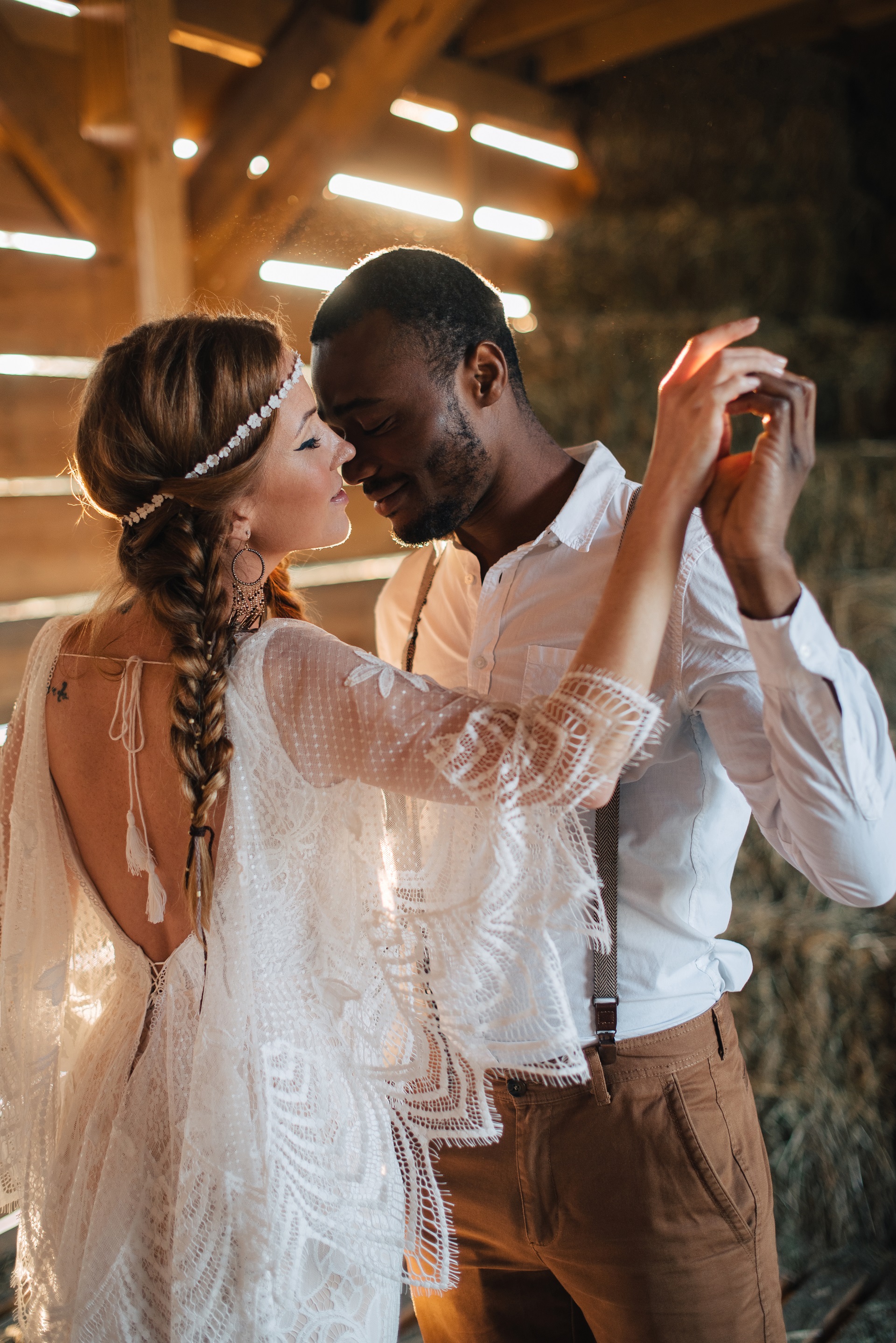 Upięcie ślubne w stylu boho z warkoczem i opaską
