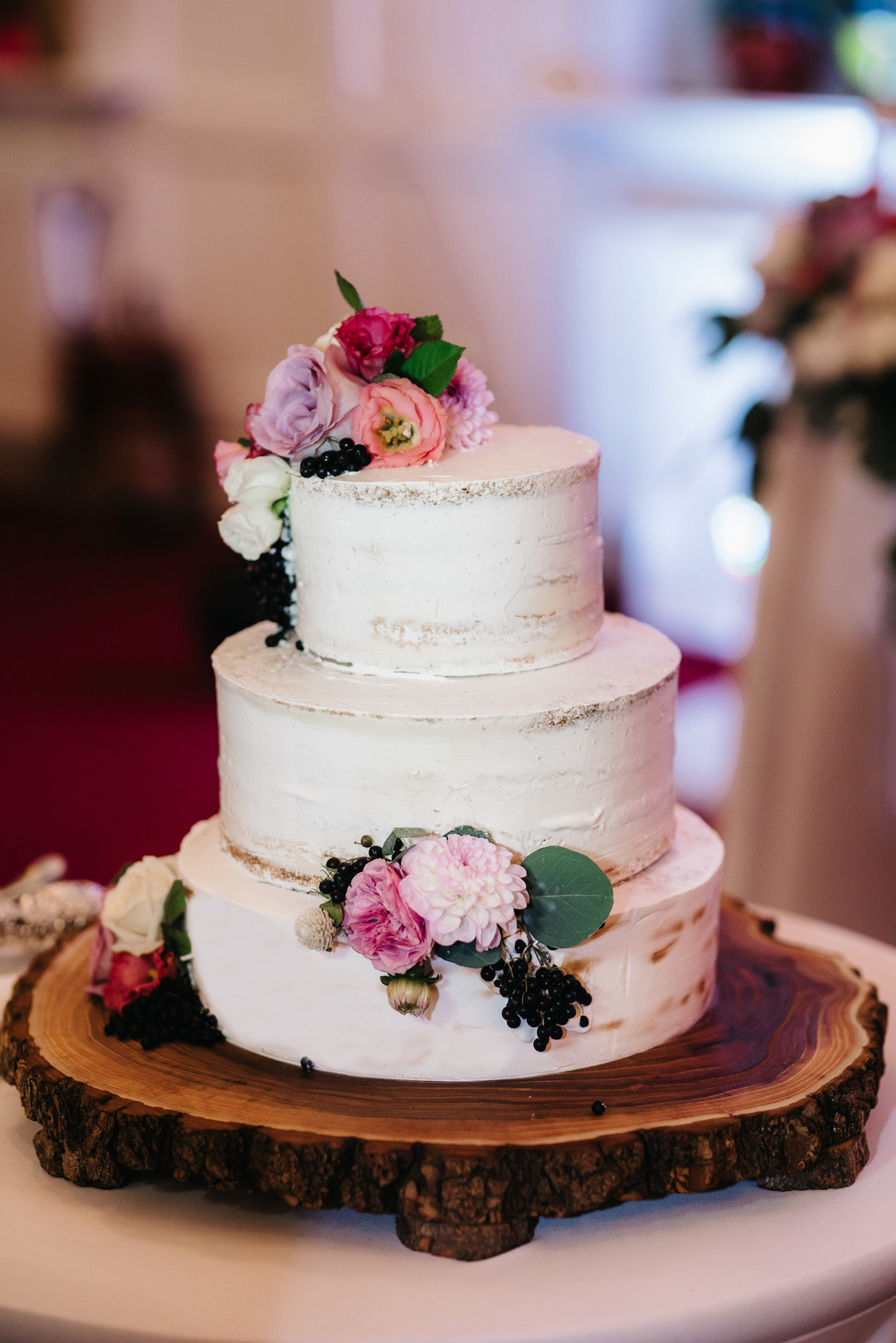 tort weselny w stylu naked cake