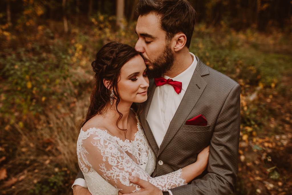 Eleganckie upięcie ślubne z warkoczem