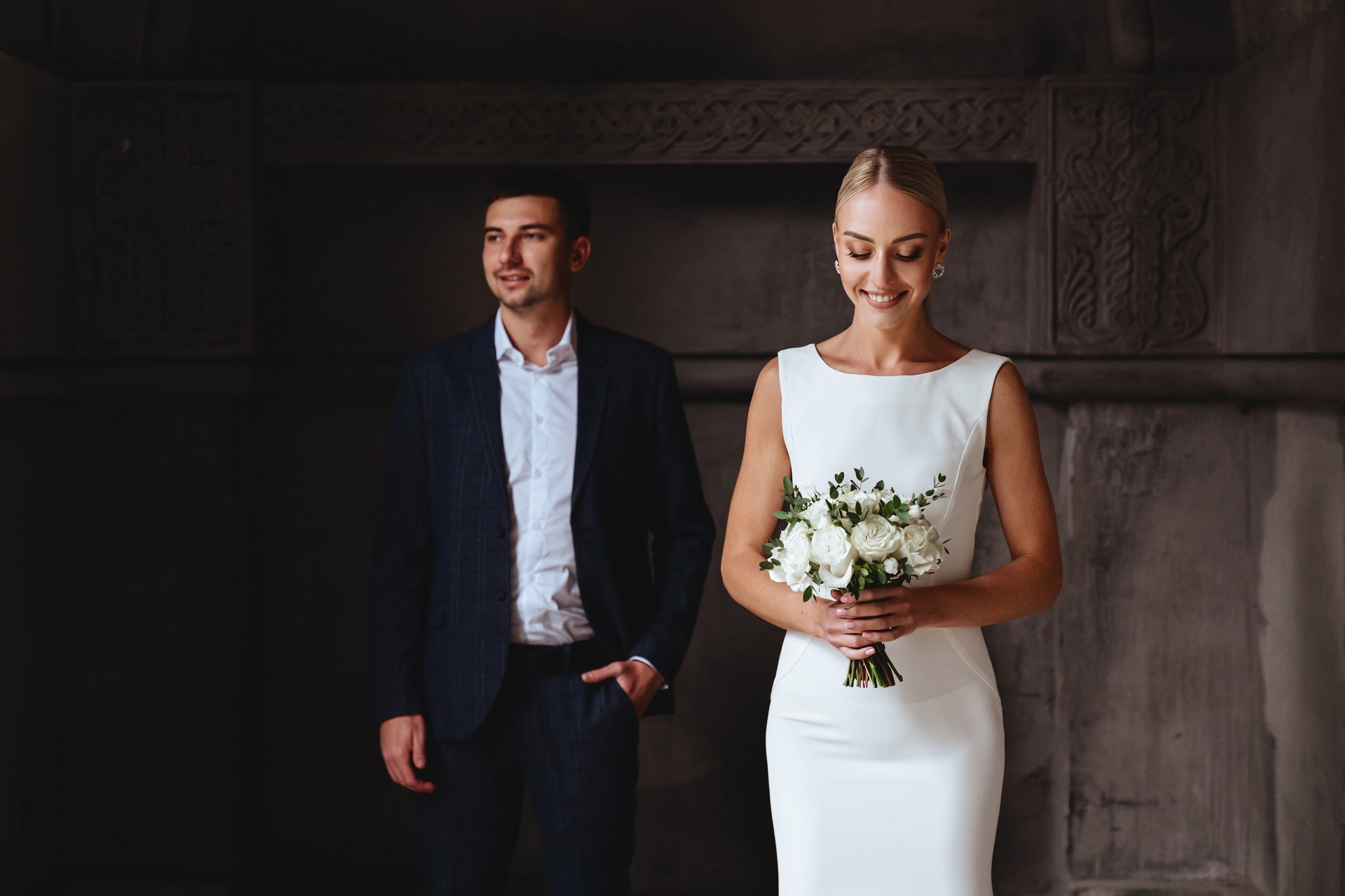 elegancka Panna Młoda w gładkiej sukni ślubnej