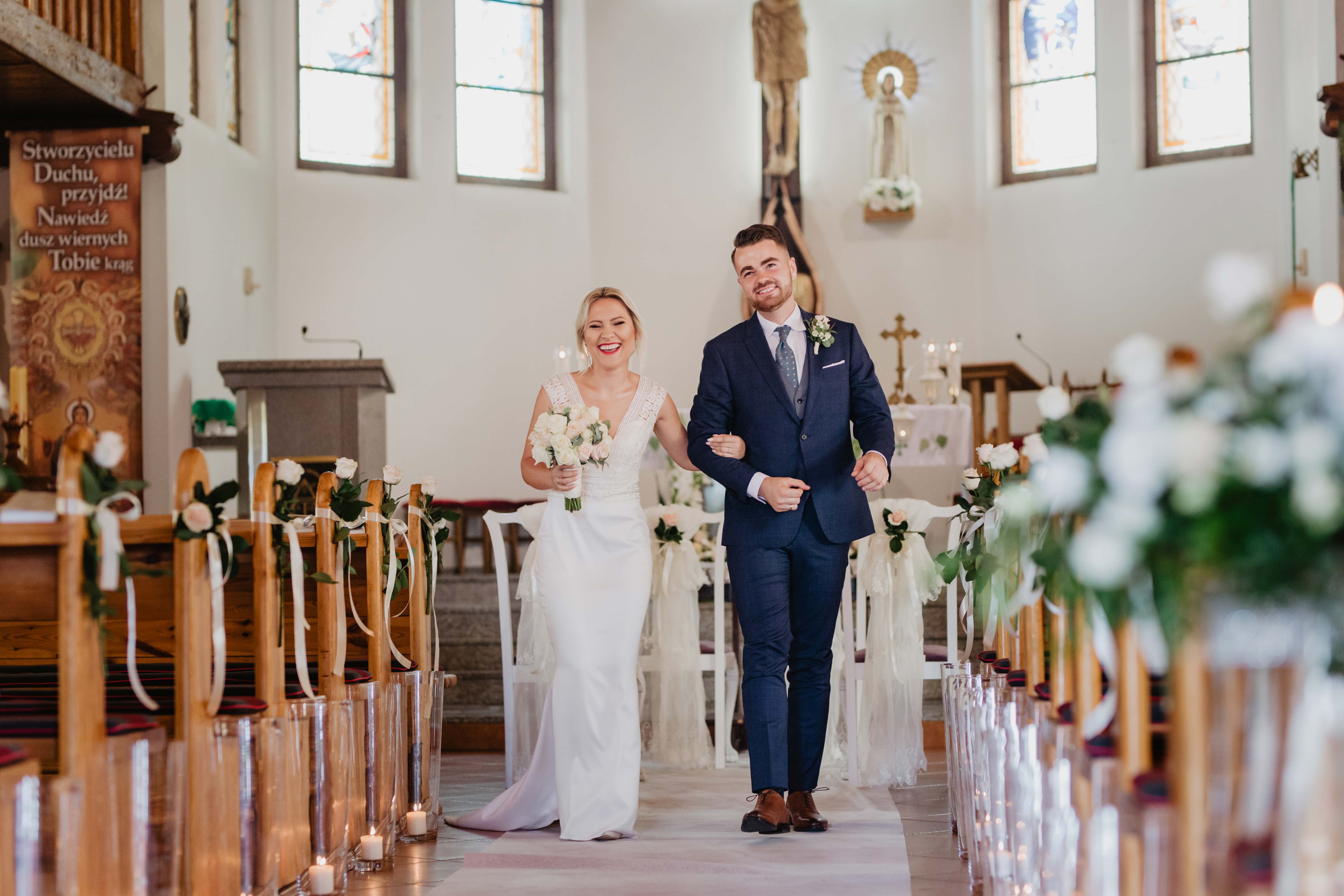 Elegancka Para Młoda wychodzi z kościoła